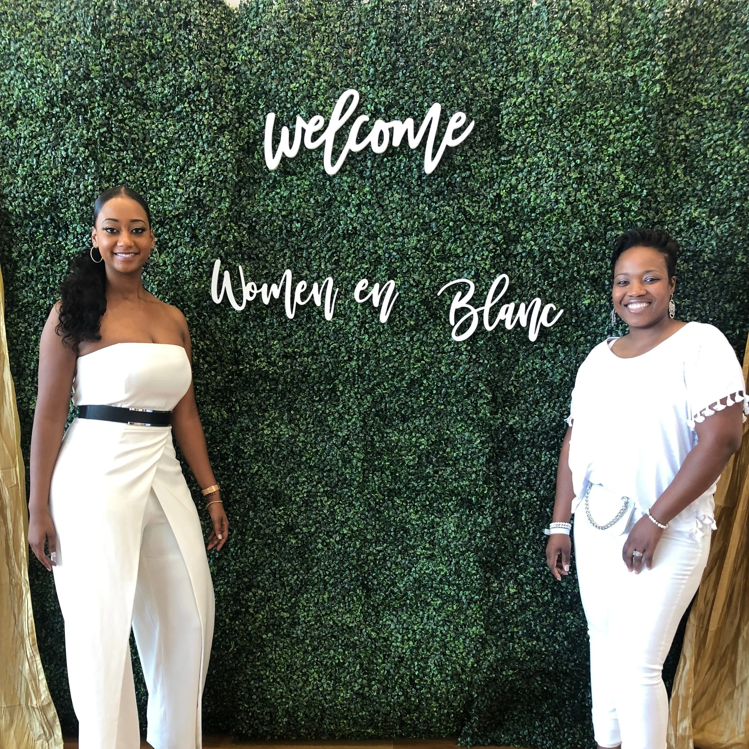  WOMEN EN BLANC ENGAGEMENT WITH ATTENDEES 