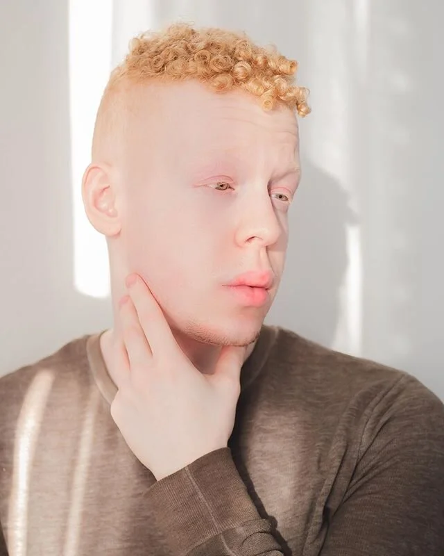 Sun kissed indoors ☀️ ⁣
⁣
⁣
⁣
⁣
I was asked to do more self portraits by @pictureperfect.by_hosanna something I&rsquo;m not 100% comfortable with but growth comes from stepping out your comfort zone🌼⁣
⁣
⁣
⁣
⁣
#selfportraits #givnnnni #sunkissed #sun