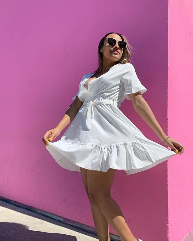 ⁣Thinking about her smile shining in LA 🌺 ⠀
@serotoninvibes ⠀
⠀
⠀
⠀
⠀
⠀
⠀
⠀
⠀
#la #pinkwall #melrose #smile #sunnydays #funtimes #iloveyou #portraits #shotonaniphone #shinebrightqueen #queen