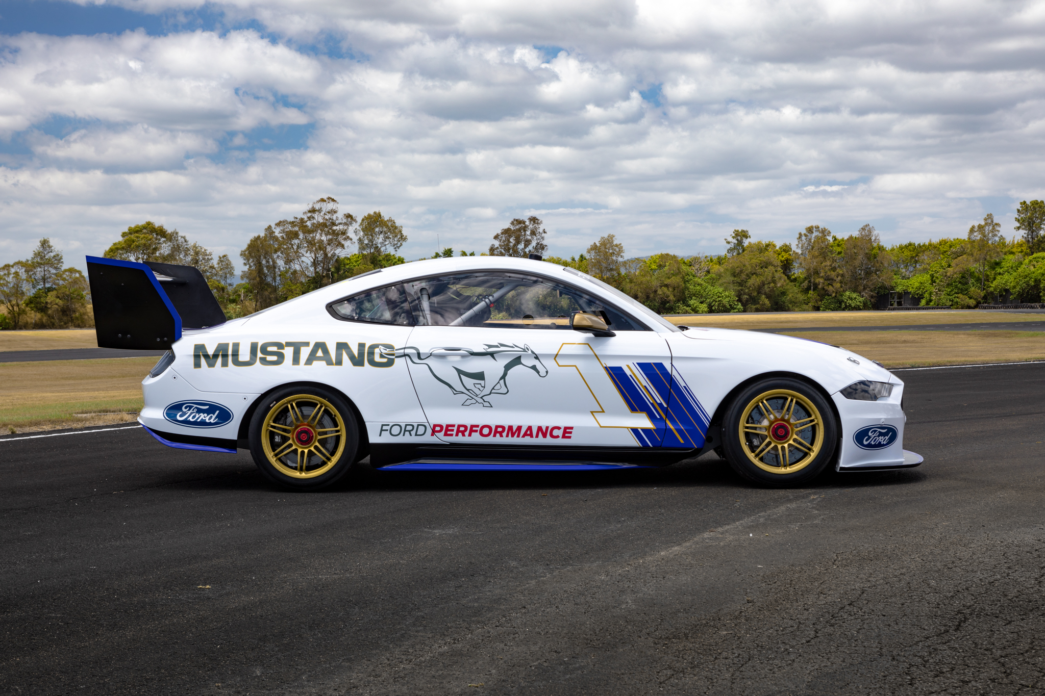 Mustang Supercar parked - Side view 3.JPG