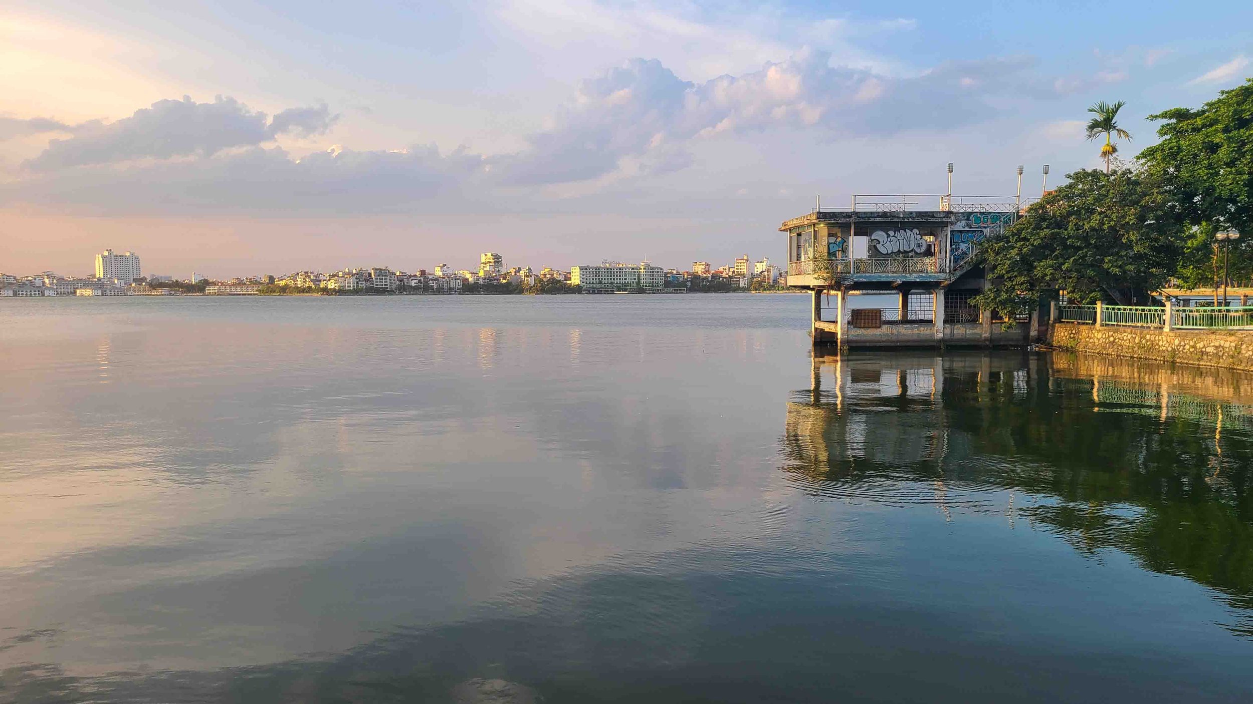 lago del oeste Hanoi.jpg