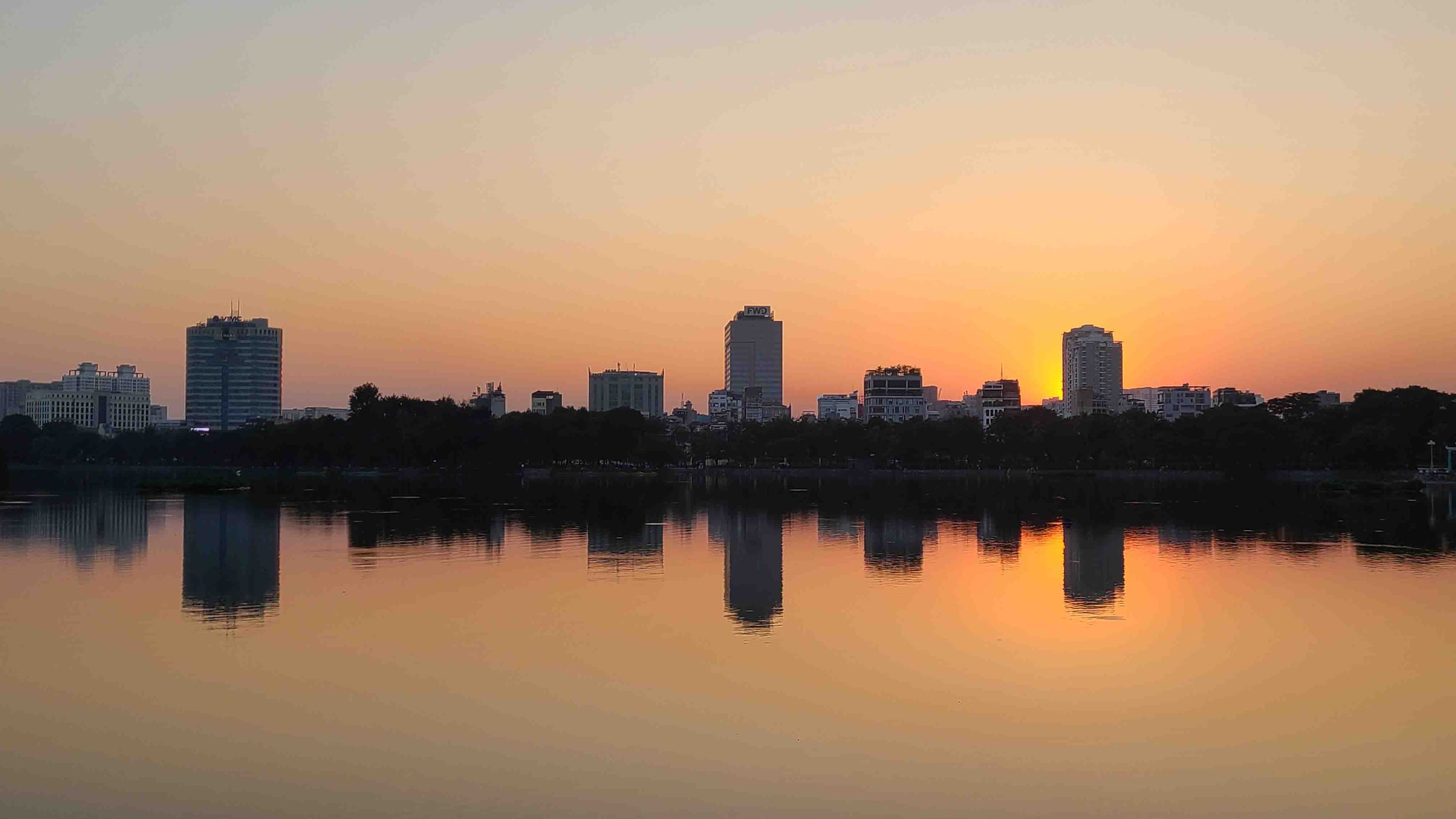 lago del oeste Hanoi.jpg