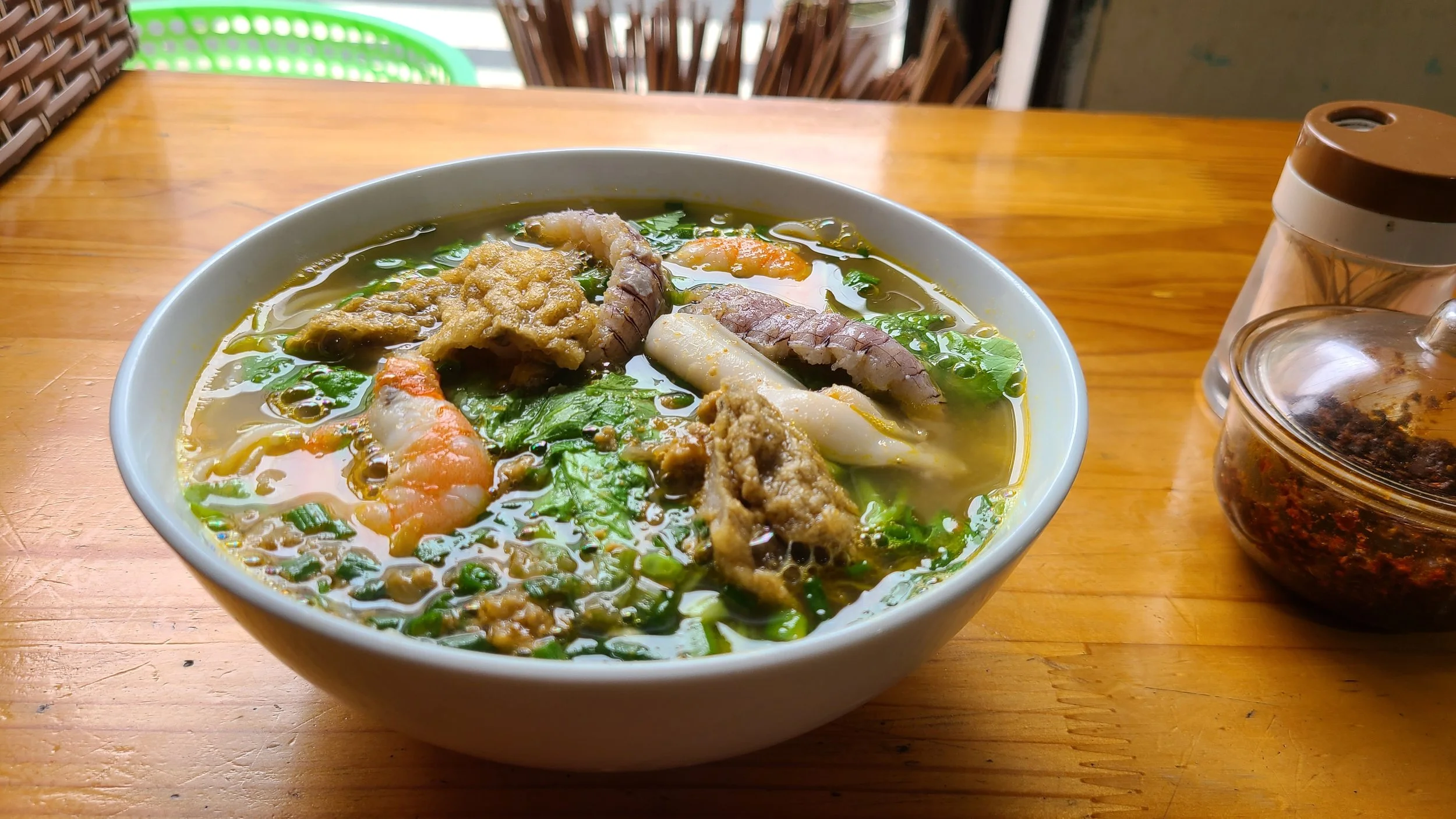 Sopa de noodles Bun rieu con caldo de cangrejo