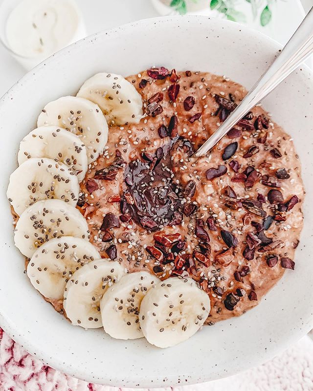 it&rsquo;s a rainy morning over here which means warm oats for breakfast 👌🏼 I love switching up the flavors, but chocolate should always remain haha! I added beet powder for some antioxidants and topped them with bananas + chia seeds + cacao nibs +