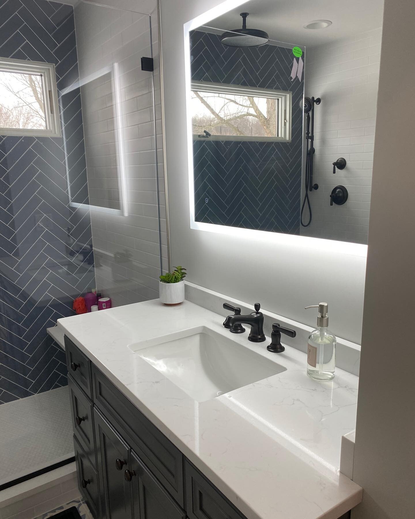 Another stunning bathroom renovation in the 📚 We are obsessed with the final look of this modern bathroom with its beautiful quartz countertops and new fixtures. We hope you love it as much as we do!
&bull;
Material: Quartz by Pental @pentalquartz
C