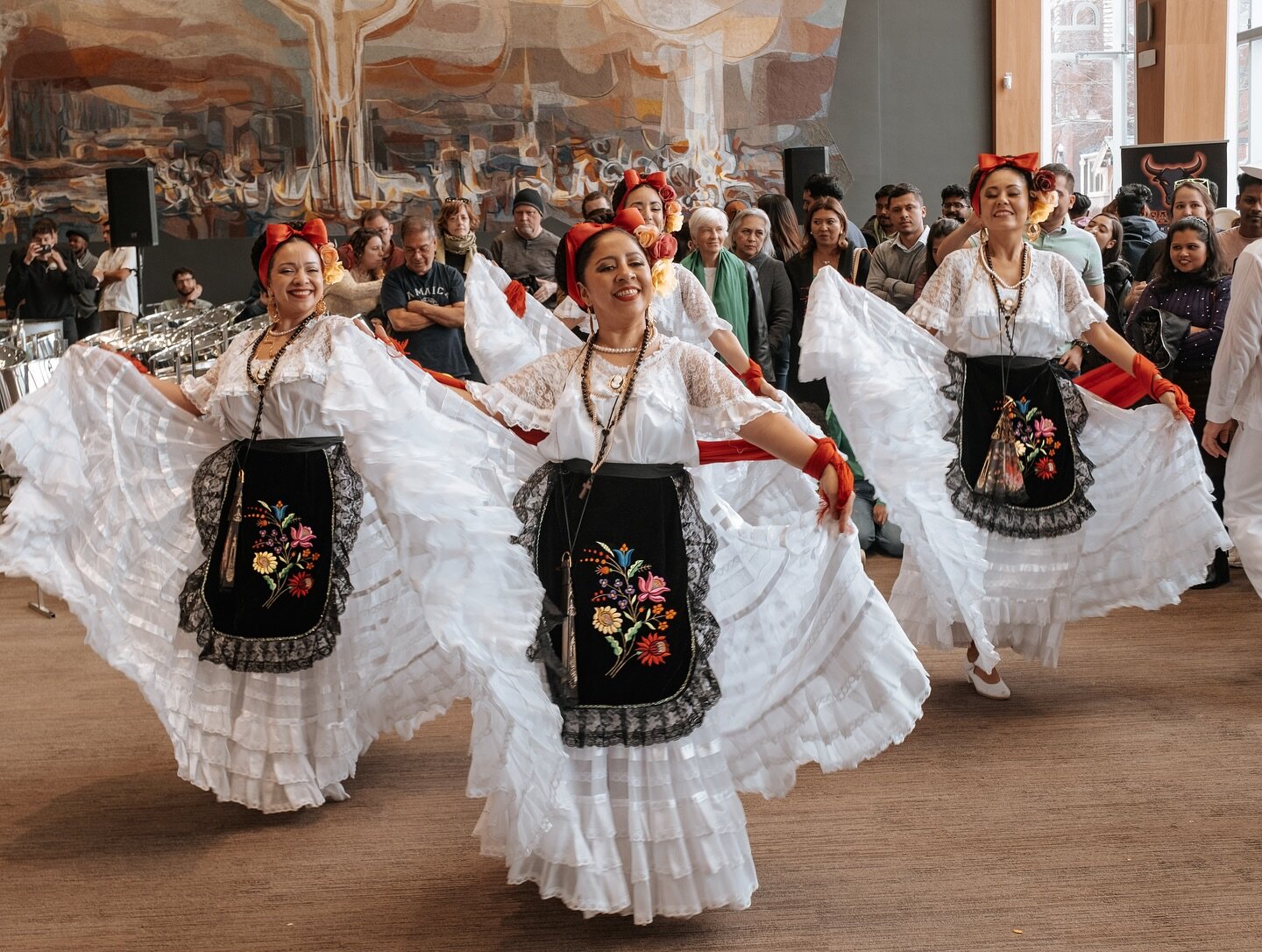 Jarochitas ❤️🤍🖤

📸 stuffedbox

.
.
.
#puromexicoballet #mexicanfolklore #mexicanosentoronto  #mexicoencanada #mexicansintoronto #folkloremexicano&nbsp;#bailestradicionales #culturamexicana #mexicandancer&nbsp;#mexicanculture #puromexico2024 #insta