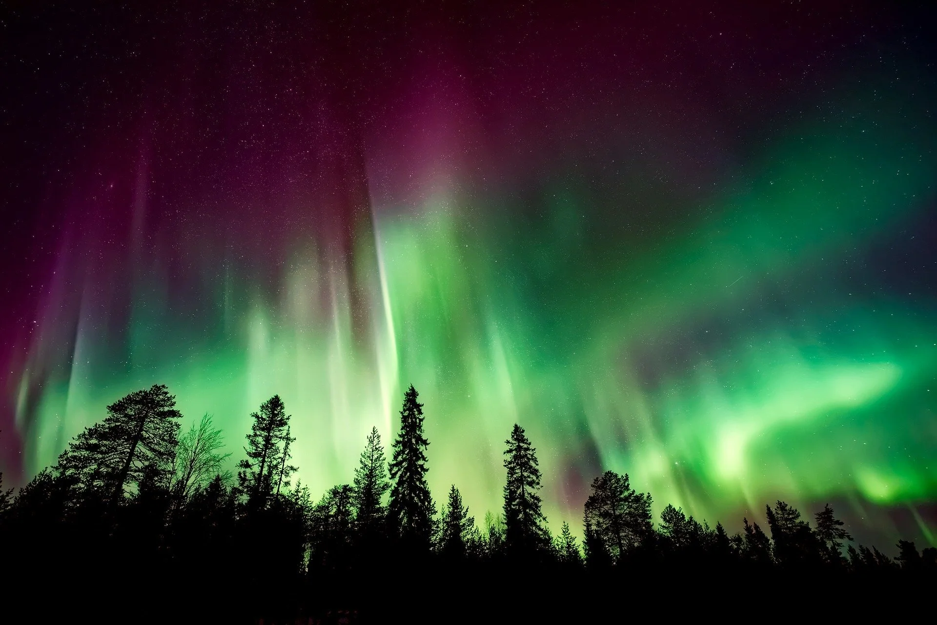 aurora-borealis-2647474_1920.jpg