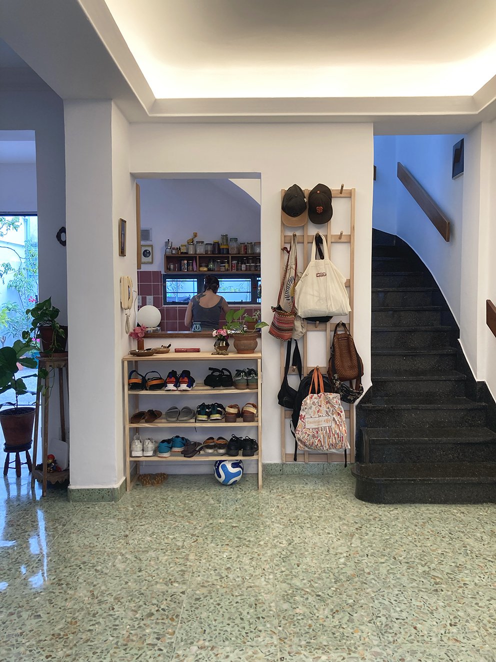 living a cocina con escalera.jpg