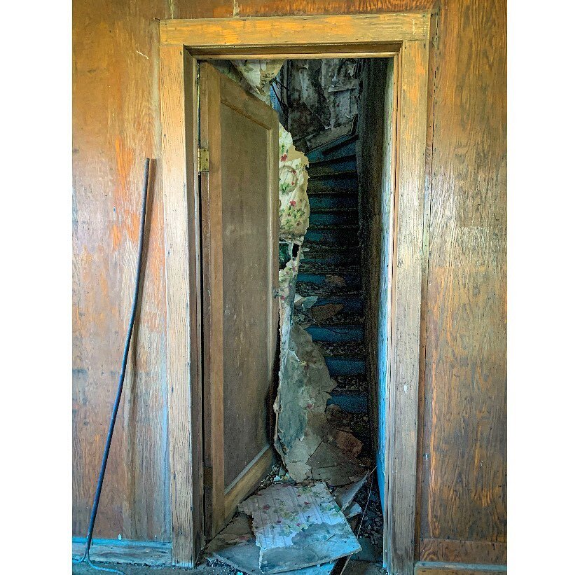 Upstairs? No thanks 

#abandonedohio #abandonedplaces #abandonedhomes #abandonedhouse #abandoned #ohio #gotrespassing #goexploring #definitelyhaunted #derelict #decay #reclaimedbynature #lostandforgotten #ghosttown #forgottenplaces #wild #urbex #urba