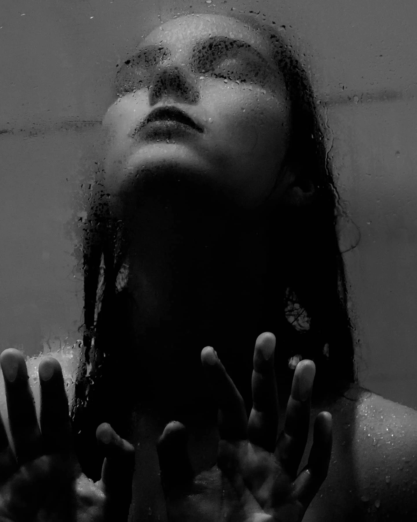 Sometimes getting lost is the best start to finding yourself..❤

#bnw #portrait #impression