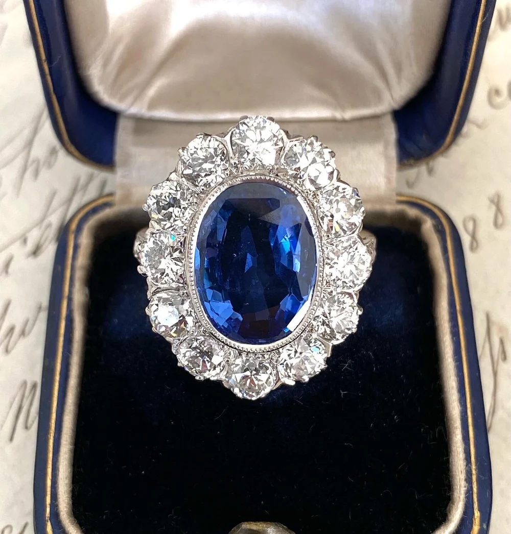 Bague ancienne en or saphir non chauffe de 5 88 ct et diamants LILAGEM