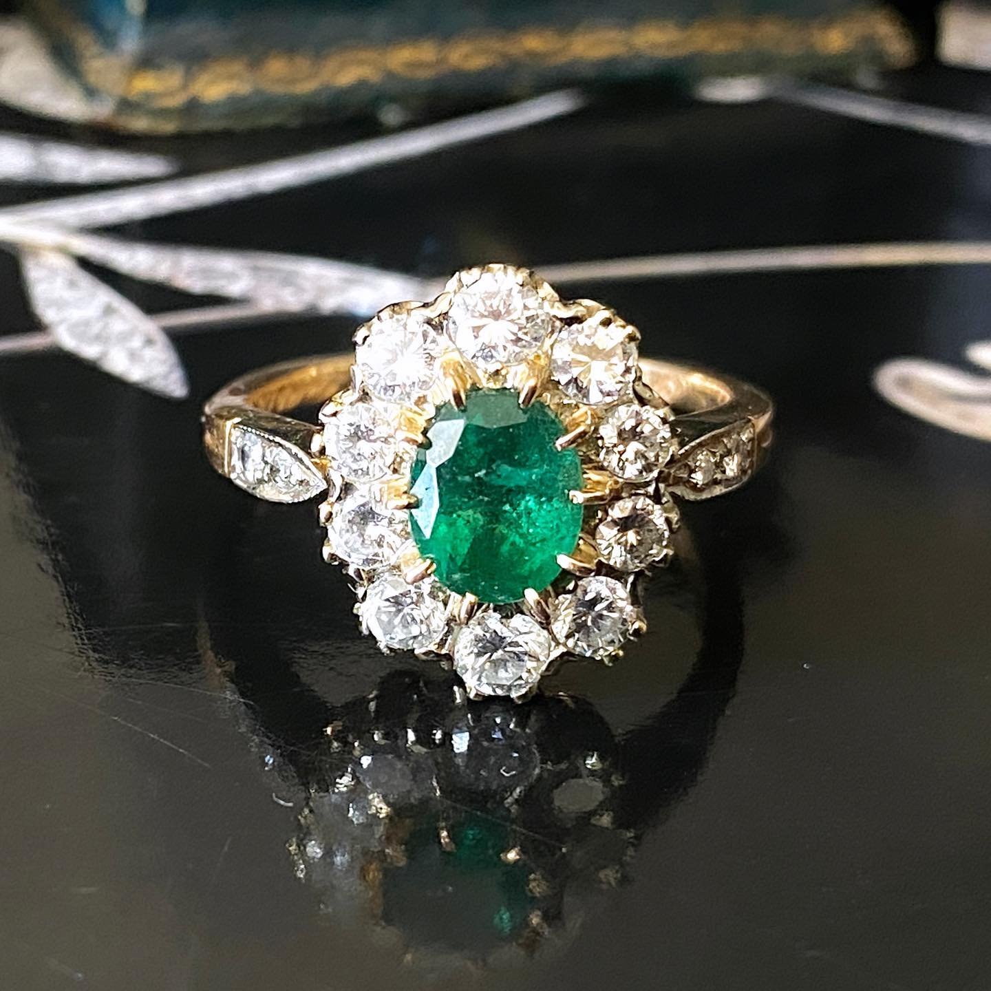 Antique ring in 18kt gold and platinum set with a natural colombian emerald of +/- 0,90 ct and old european cut diamonds for +/- 1 ct 😍

The ring is engraved &quot;Ensemble &agrave; Paris&quot; 🌹

Quality french work of the beginning of the 20th✨

