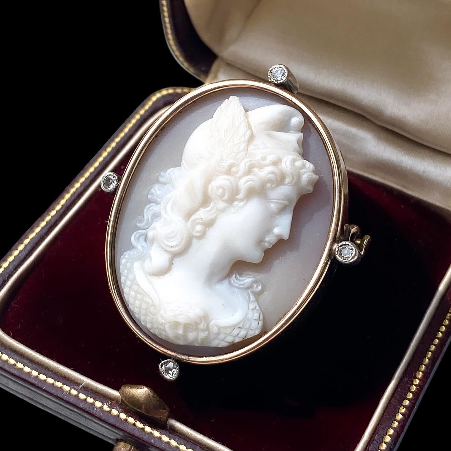 Antique 19th century gold brooch set with an agate cameo representing Perseus. Ancient mythology and aestheticism combined in a piece of jewelry ✨

Hero of Greek mythology, Perseus is the son of a god and a human. He was tasked with killing the gorgo