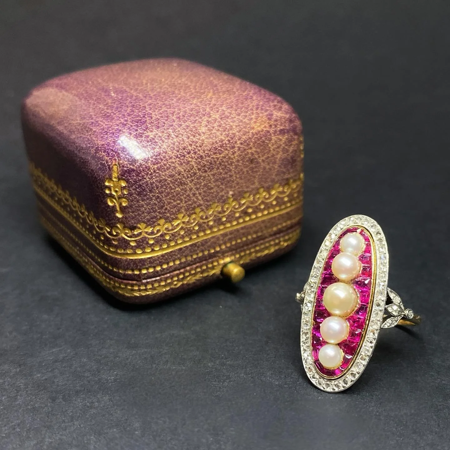 Lovely Belle Epoque ring in yellow gold and platinum set with pearls, natural calibrated burmese rubies, and rose-cut diamonds ✨
Fine work from the early 20th century 🕊️
#antiquering#belleepoquejewelry#finejewelry#首飾#古董珠寶#アンティークジュエリー #古董珠寶 #古董首飾#