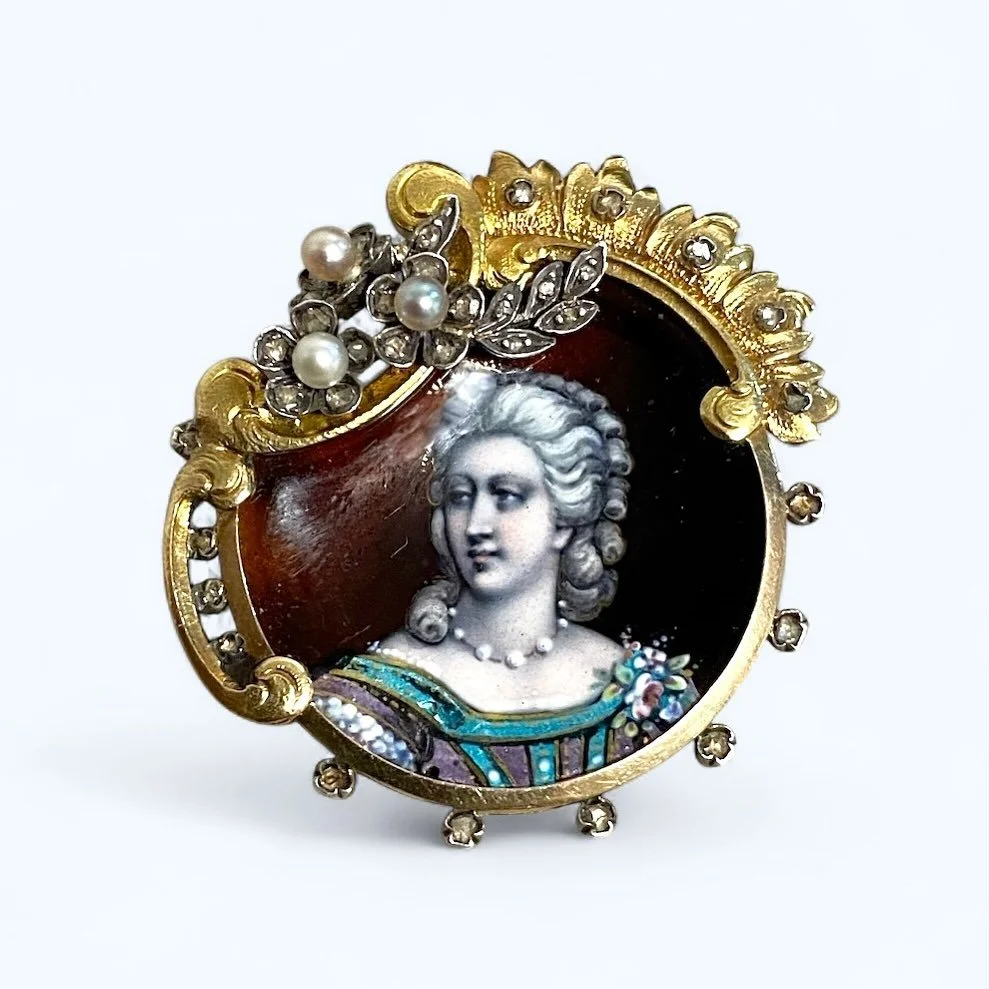 Fine mastery of the details and  enameling work for this pretty 18kt yellow gold brooch from the 19th century set with pearl and rosecut diamonds ✨
French hallmarks. Weight: 13.4 g.
#victorianbrooch#miniature#portraitjewelry#naturalpearl#victorianj