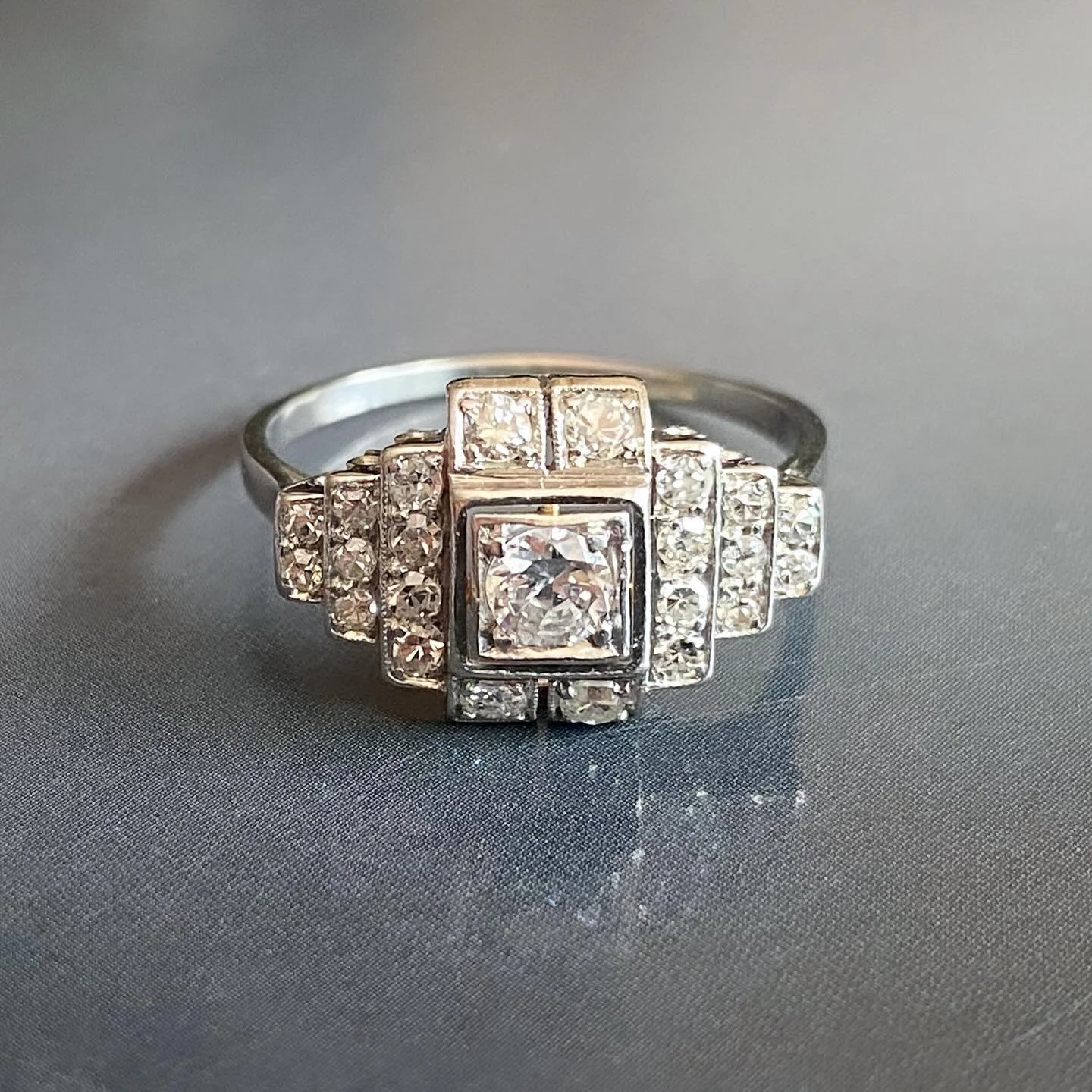 Elegant yet understated ✨ A lovely example of a timeless art deco diamonds and platinum ring that's easy to wear every day 🕊️
#artdecoring#edwardianjewelry#antikschmuck#oldeuropeancut#finejewelry#fineantiques#アンティークジュエリー#古董珠宝#古董首飾#antiquedealersofi