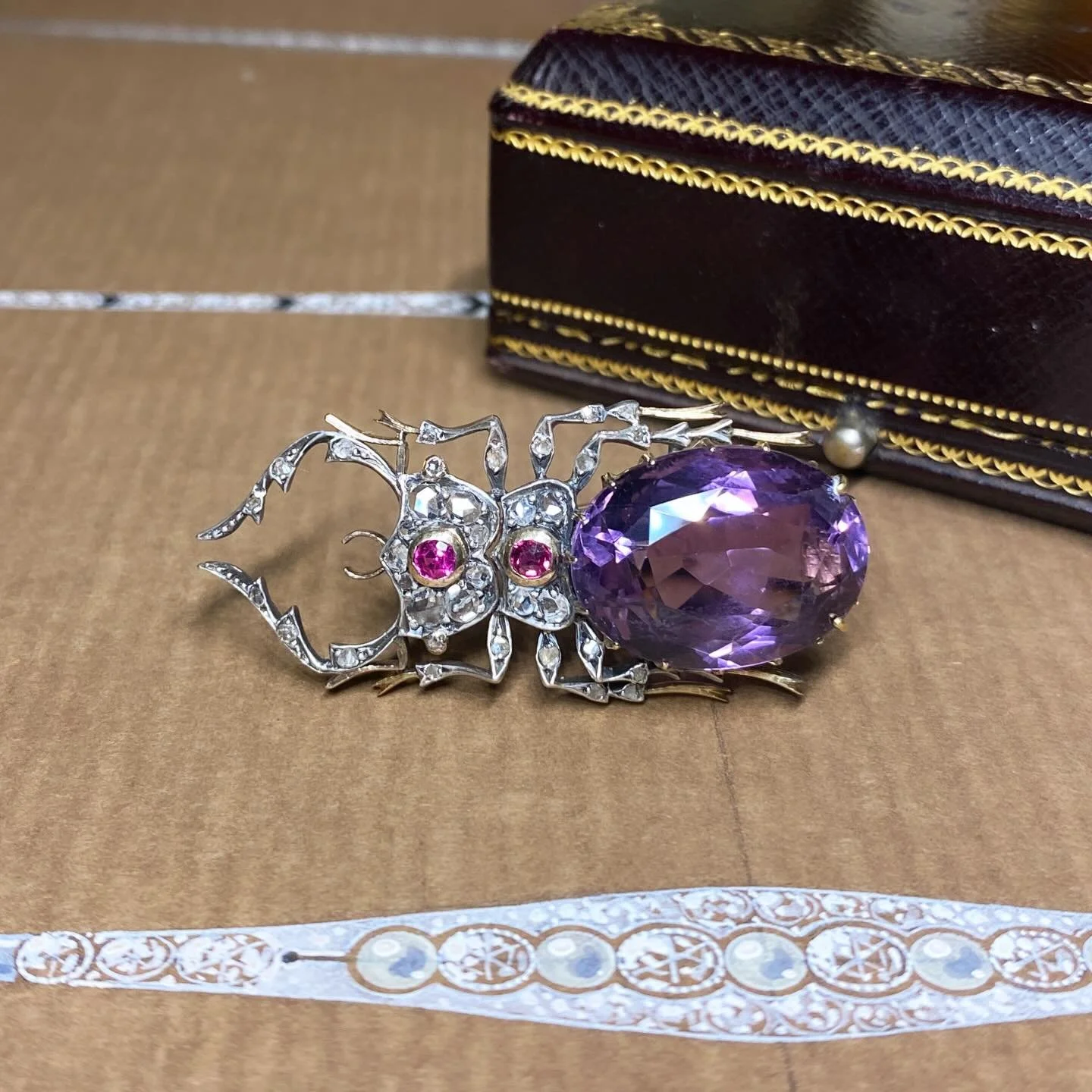 A very fine example of a 19th-century naturalist brooch representig a beetle in 18kt yellow gold and silver, set with a 10ct+ amethyst, rose-cut diamonds, and natural rubies 🪲✨

French import and guarantee hallmarks (weevil and grasshoper).

#natura