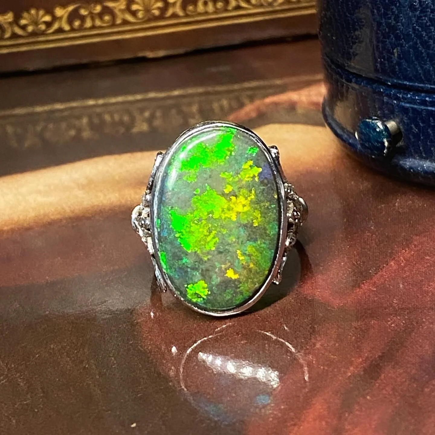 Fine Belle Epoque ring in 18kt gold set with an Australian black opal of +/- 4,60 ct (probably from lighting Ridge) and small rose cut diamonds✨

A rare quality. The play of color, from green to orange, is intense and cover all the stone. French work