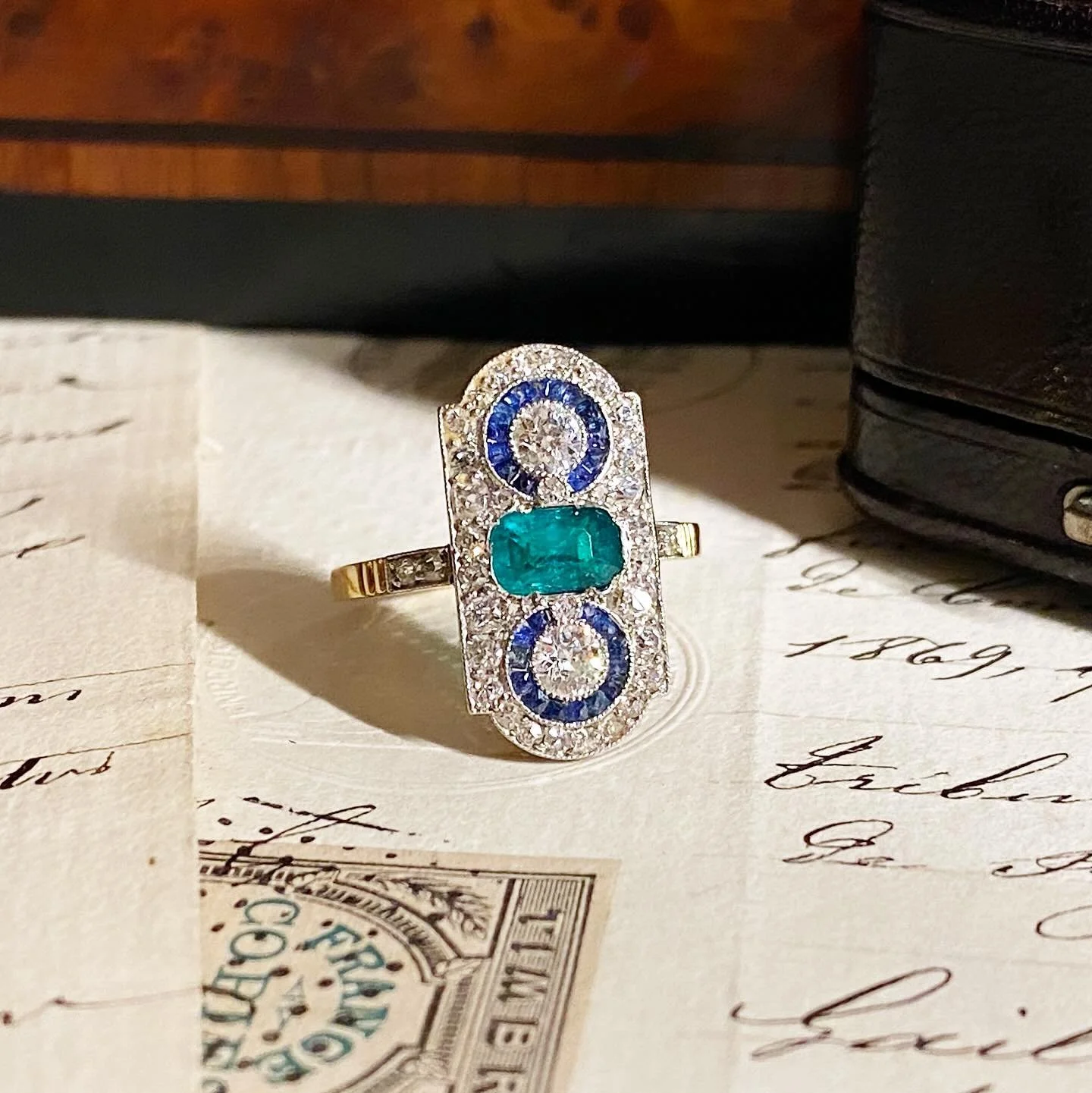 Exquisite Art Deco ring in platinum and 18kt yellow gold set with a quality old mine emerald of approximately 0,70 ct ct and, calibrated sapphires ans old cut diamonds. Very fine work ✨

#artdecojewelry#emeraldring#edwardianjewelry#finejewelry#bijoux