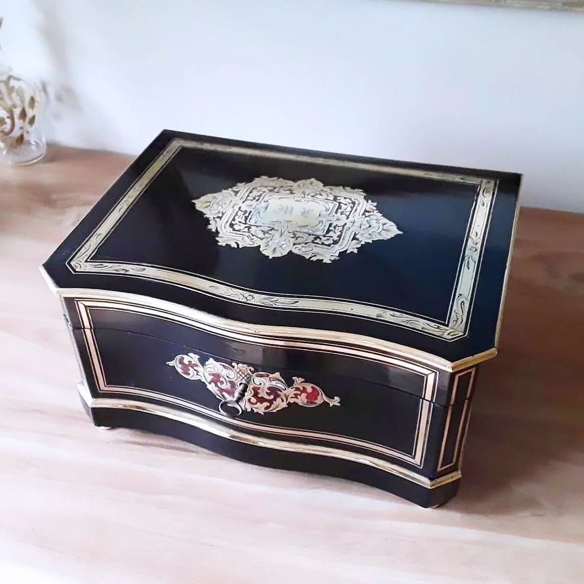 Tahan - Antique jewelry is beautiful. Antique jewelry in its fitted box is even better. But a collection of antique jewelry in an antique jewelry box is like poetry 🕊️

I sometimes wonder if the most precious isn't the box itself, because it's more 