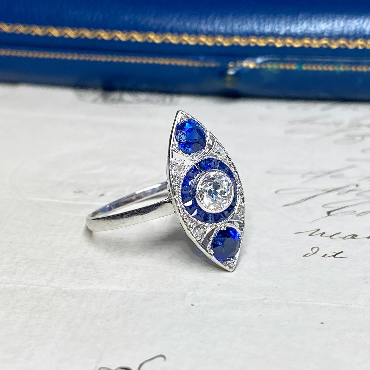 Art deco ring in platinum set with an old european cut diamond of +/- 0,75 ct, two cushion cut sapphires (probabbly burmese) and calibrated natural sapphires.

Quality craftmanship, old cut diamonds and vivid colors ✨

#artdecojewelry#antiquering#fin