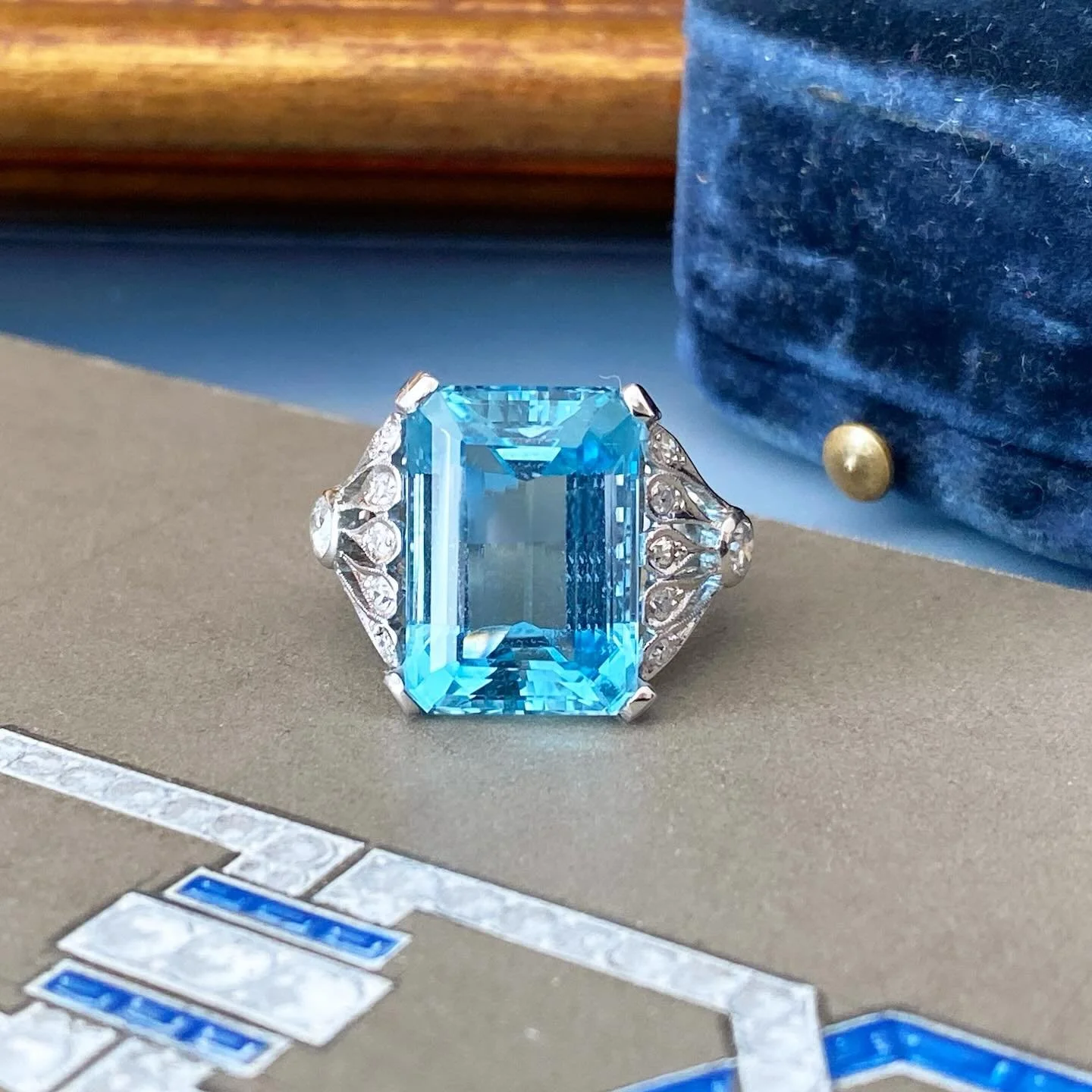 This ring is a true harbinger of spring's return 🦋

Lovely antique platinum ring set with an aquamarine of approximately 13 ct and old-cut diamonds ✨

#antiquering#finejewelry#edwardianjewelry#aquamarinejewellery#oldcutdiamond