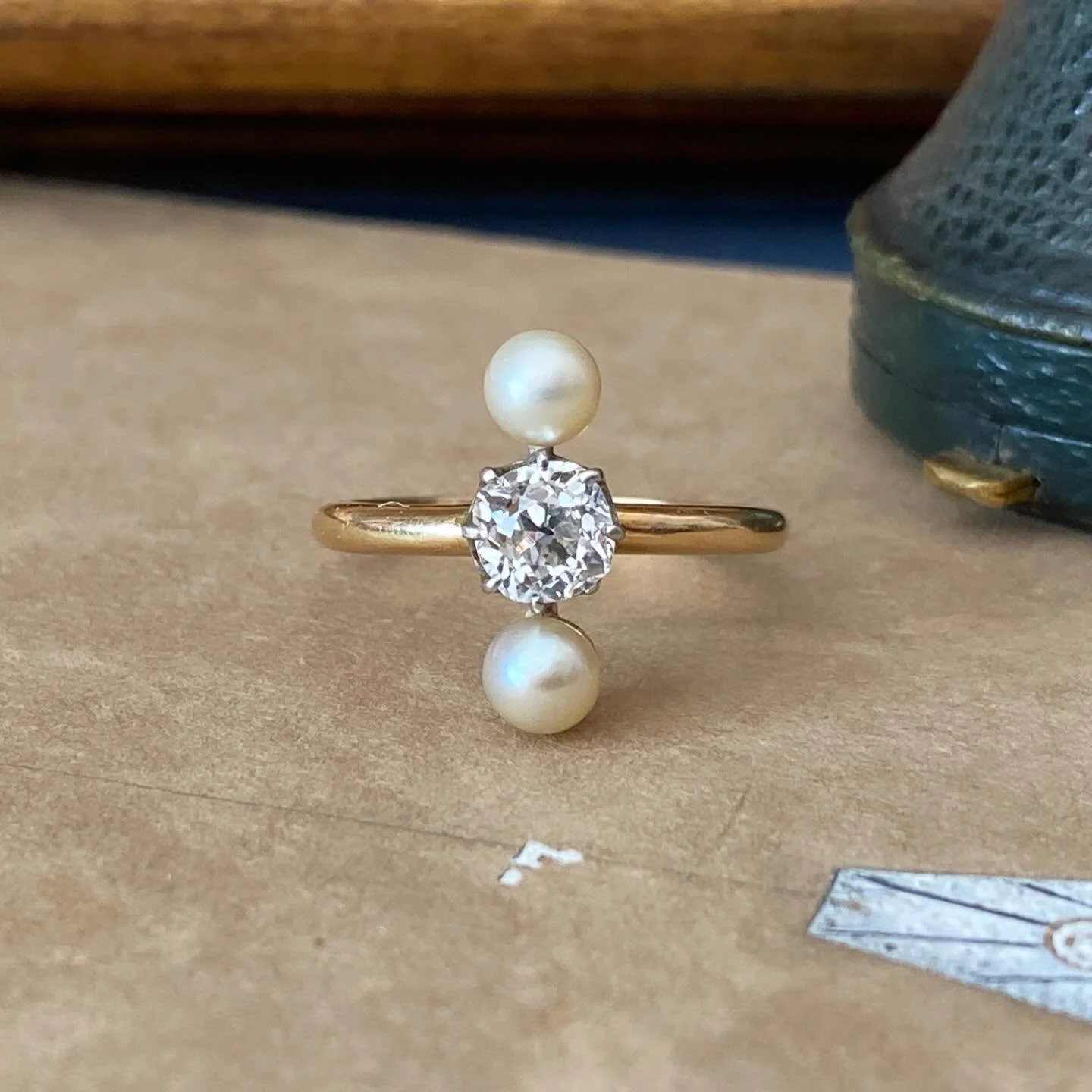 Elegant early 20th century ring in 18kt yellow gold and platinum set with a old mine cut diamond of +/- 0,65 ct and two pearls ✨

#trilogyring#antiquejewelryaddiction#oldcutdiamond#diamondandpearl#antiquering