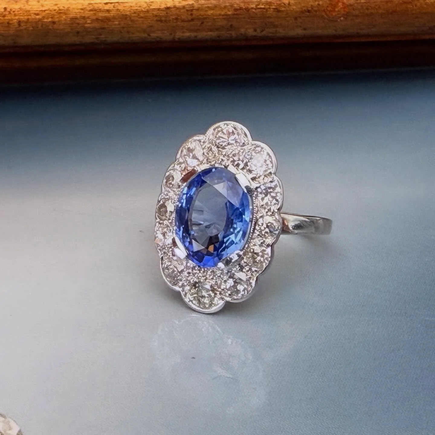 Elegant antique ring in 18kt white gold set with an unheated Ceylon sapphire of +/- 3,10 ct and old cut diamonds ✨

#sapphirering#artdecoring#vintagering#finejewelry#bijouxanciens