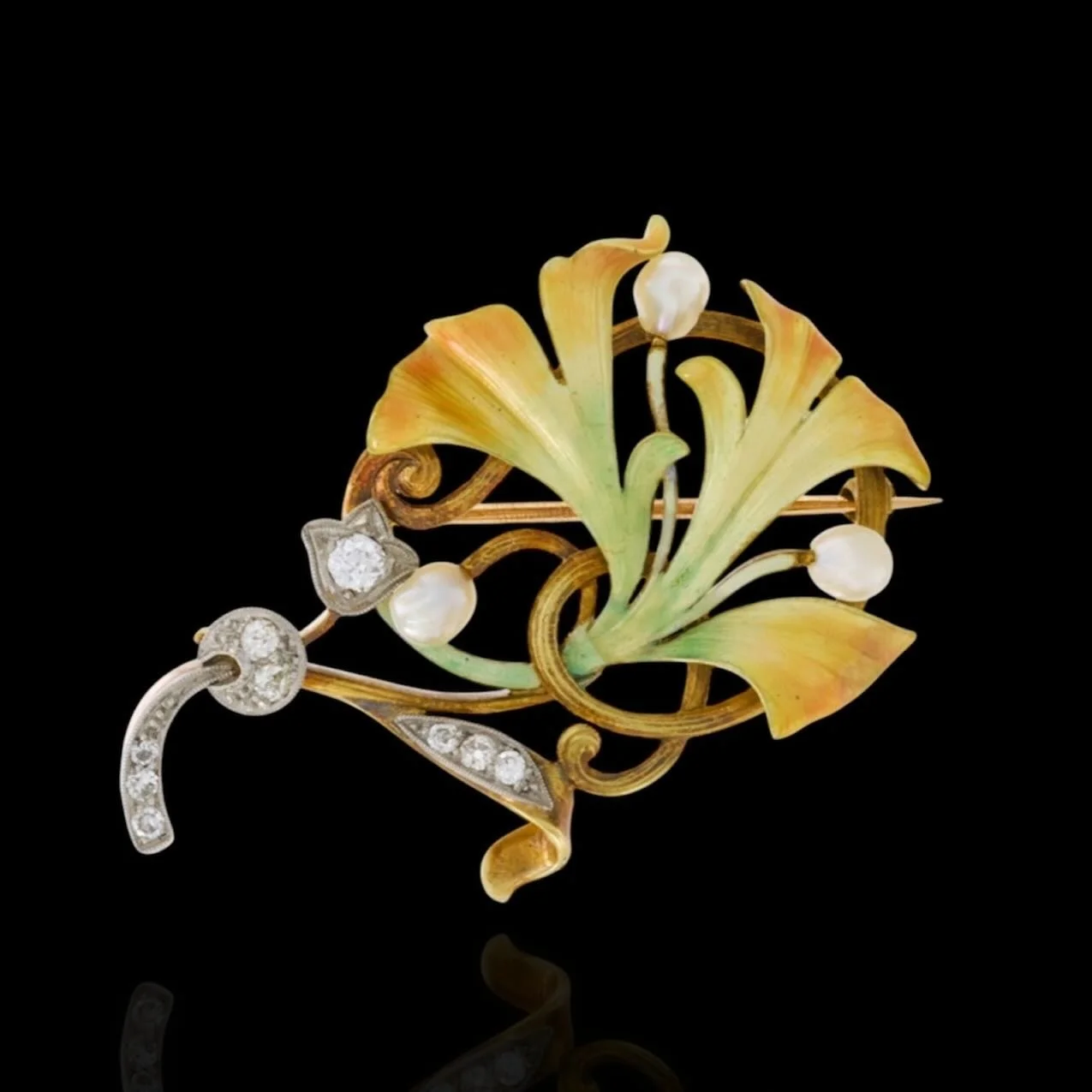 Exquisite Art Nouveau brooch in enameled 14kt yellow gold and platinum, set with pearls and old-cut diamonds 🌷

Fine workmanship. Probably German or Austrian.

Dimensions : 5 x 3 cm. 
Weight : 11,5gr

#artnouveaujewelry#enameljewelry#bijouxanciens#f
