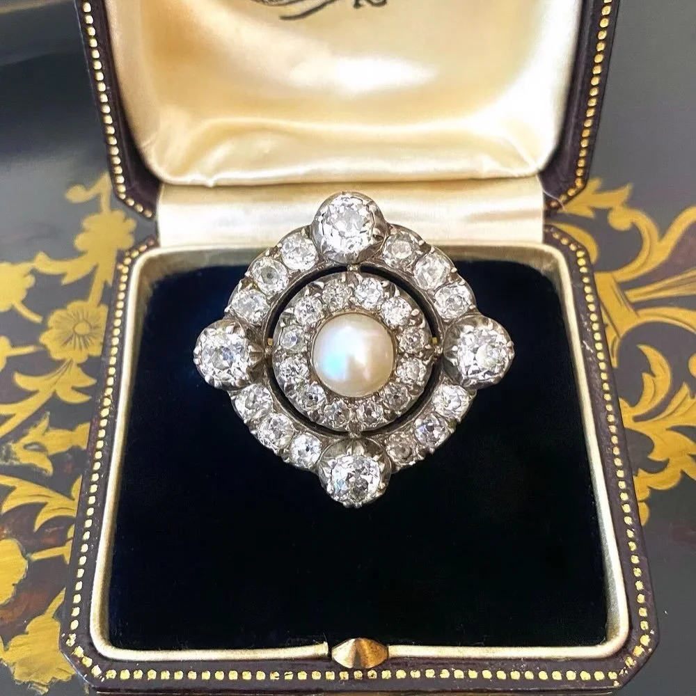 Antique brooch-pendant dating from the late 18th century in gold and silver, set with a natural freshwater pearl (approx 8,5 mm) and old european cut diamonds totaling approximately 8,5 ct. The natural pearl is accompagnied by a laborotary certificat