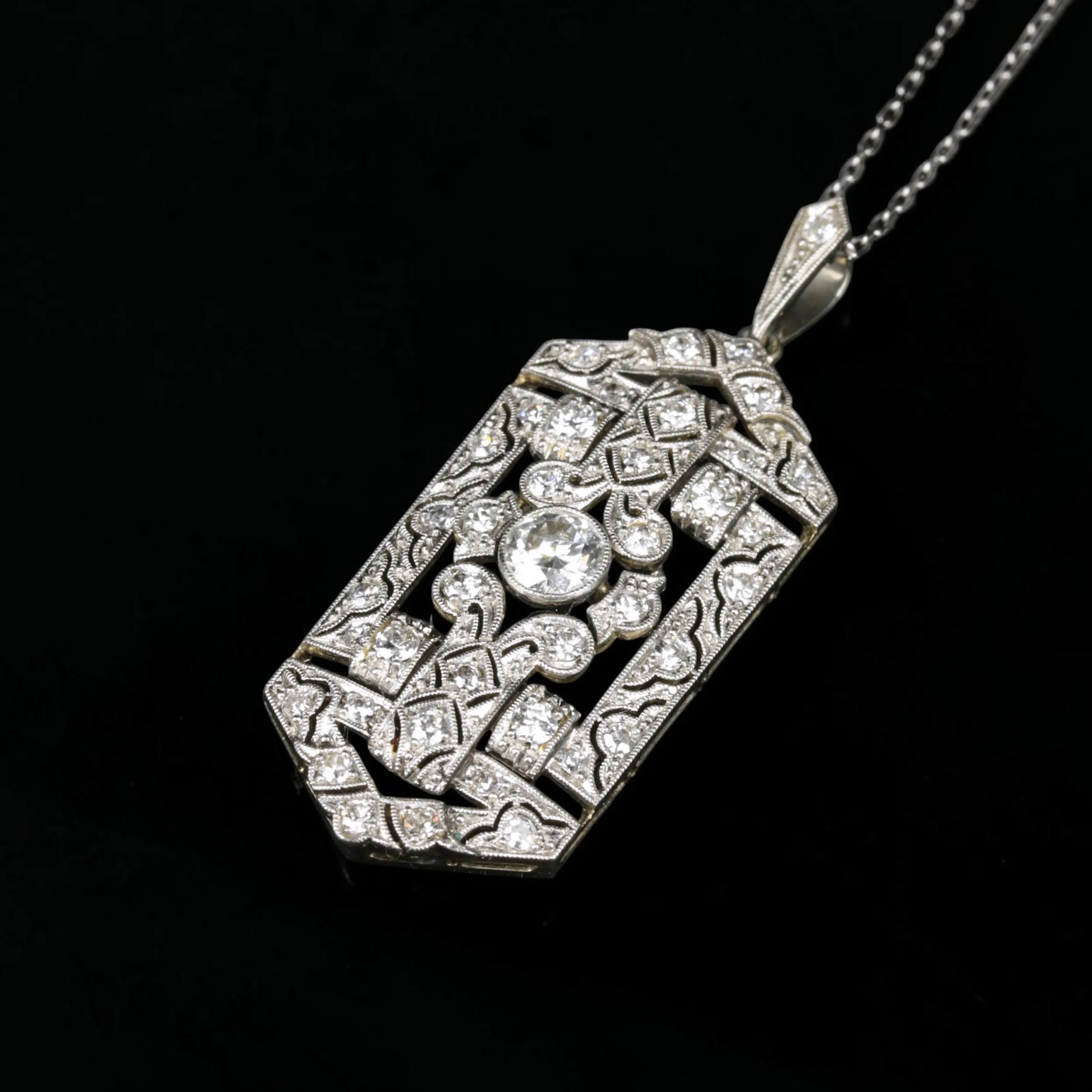 Elegant Art Deco pendant in 18kt gold and platinum, accompanied by its gold chain and set with old-cut diamonds totaling approximately 2,60 ct ✨

#artdecojewelry#finejewelry#antiquependant#artdeconecklace#antiquejewelryaddiction