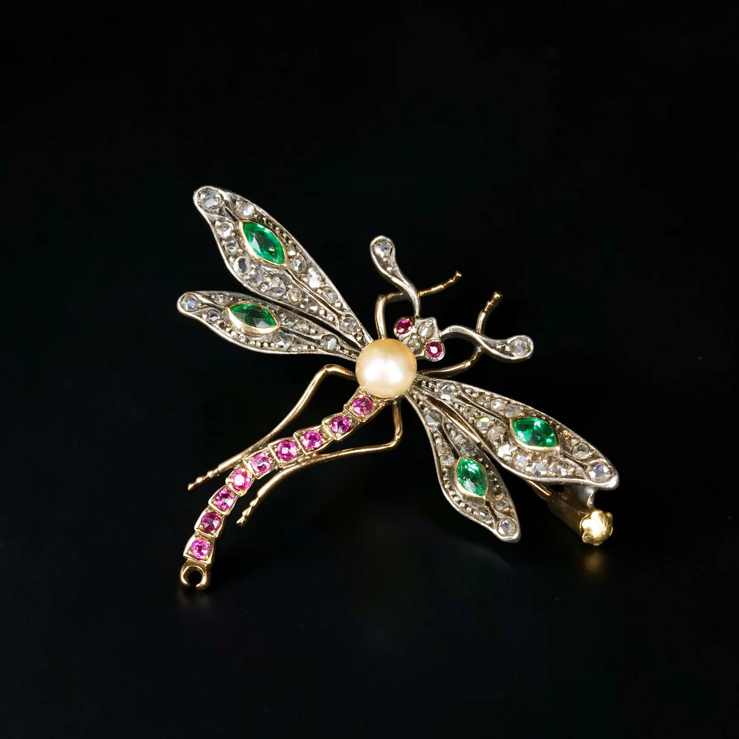 Lovely early 20th-century dragonfly brooch in 18kt yellow gold and silver, set with natural ruby, emerald, pearl and diamond. A fine example of naturalism inspiration in the jewelry of late 19th / early 20th 🥀🦋

Quality craftsmanship and French imp