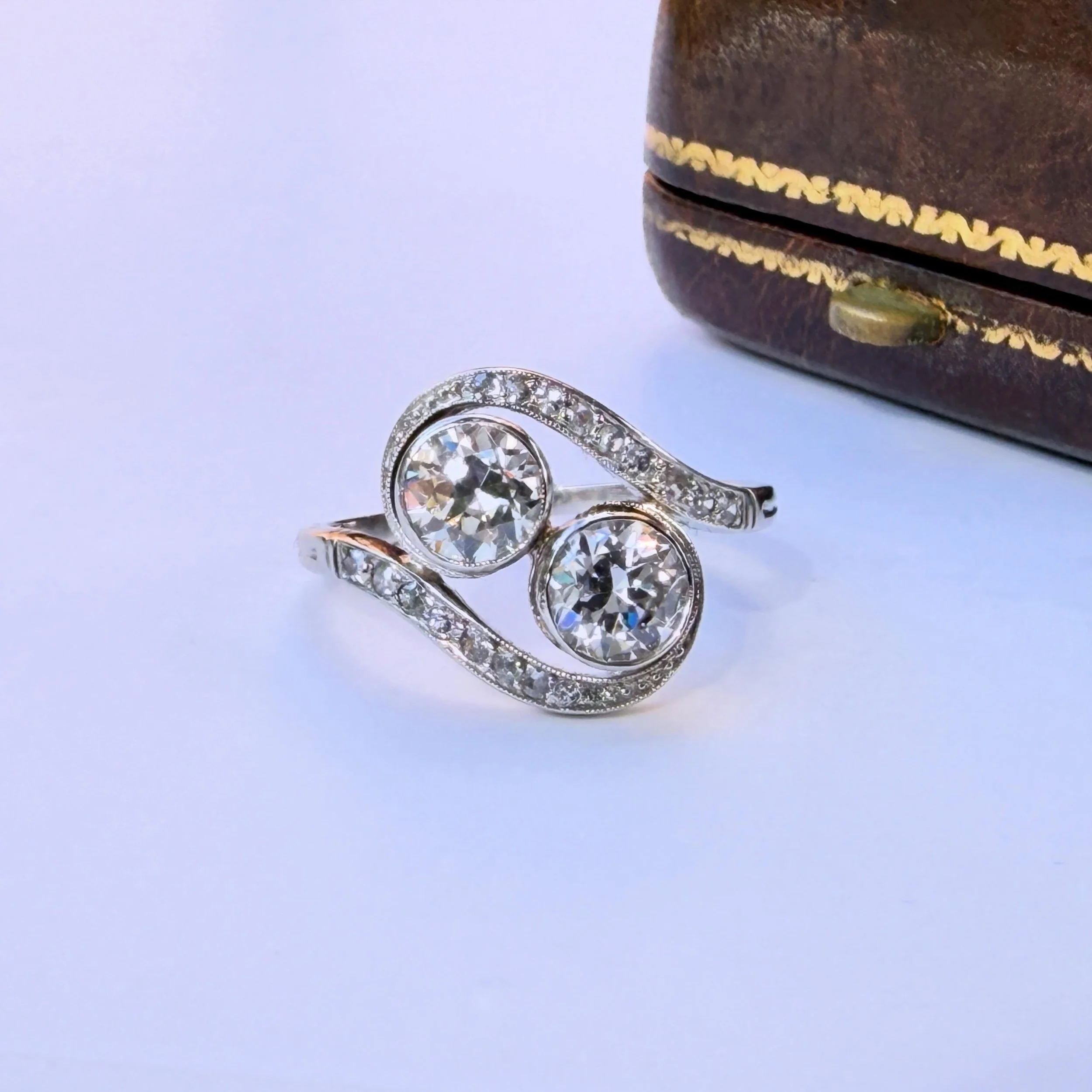 A Belle &Eacute;poque "toi et moi" platinum ring set with two main old european cut diamonds of +/- 0,80 ct each ans small rose cut diamond ond the side ✨

#toietmoiring#belleepoquejewelry#edwardianjewelry#oldcutdiamond#antiquejewelryaddict
