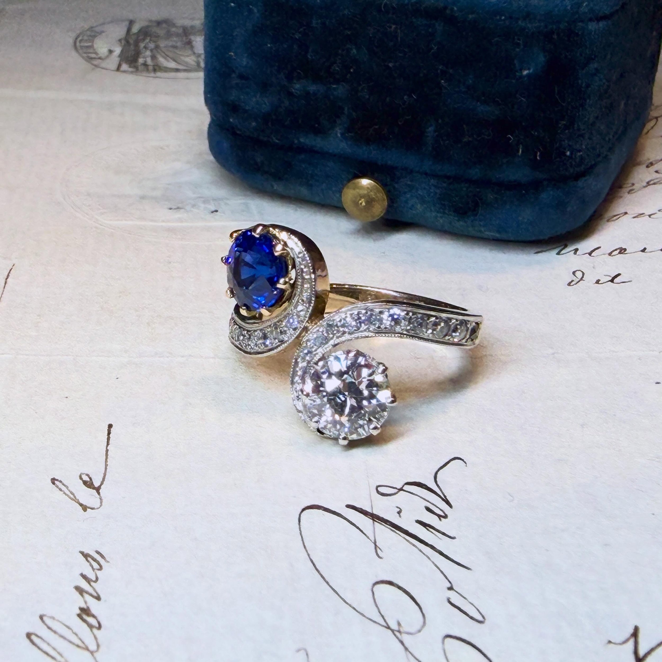 An exquisite example of a "toi et moi" ring dating from the beginning of the 20th century and set with an old european cut diamond of approximately 0,95 ct and a natural sapphire of approximately 1 ct.

#belleepoquejewelry#toietmoiring#anti