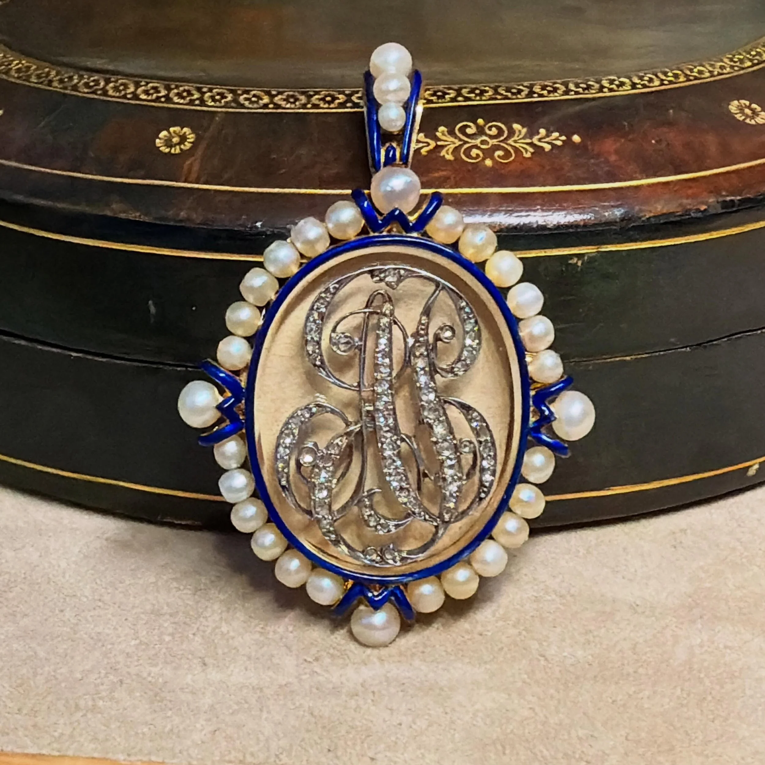 19th yellow gold enameled souvenir locket set with rose-cut diamonds and pearls 🕊️

A beautiful example of sentimental 19th-century jewelry that can be worn as a brooch or pendant ✨

#sentimentaljewelry#victorianlocket#souvenirjewelry#antiquelocket#