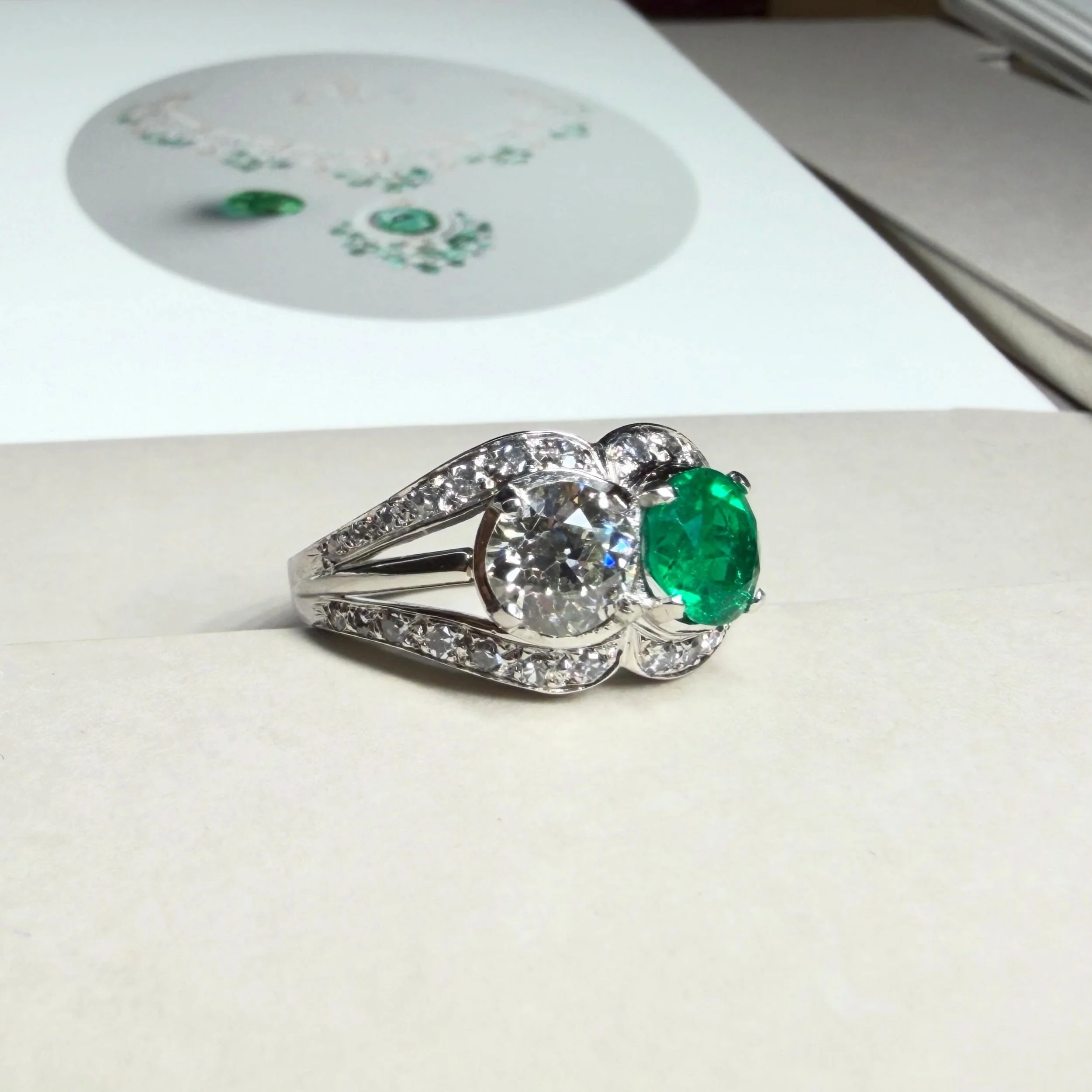 Vintage platinum "toi et moi" ring from the 1950s-60s set with an old European cut diamond of approximately 1,15 ct, a Colombian emerald of approximately 1,30 ct and old-cut diamonds ✨

Quality French work. Platinum hallmark (dog's head) an