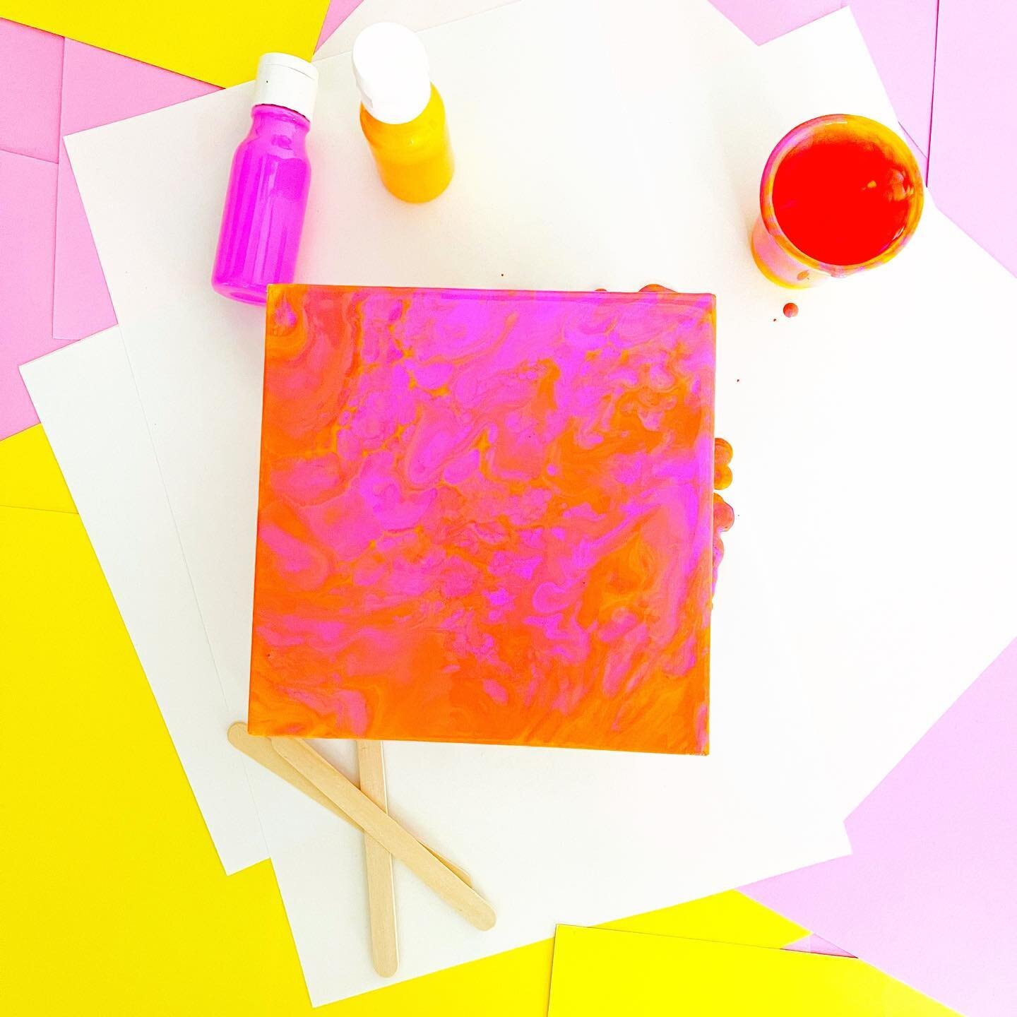 Have you ever tried paint pouring? It&rsquo;s a super fun technique where you pour paint on a canvas and then tilt the canvas to create beautiful art. Swipe ➡️ to see the process!
.
It&rsquo;s also messy, squishy, exciting way to work on language ski