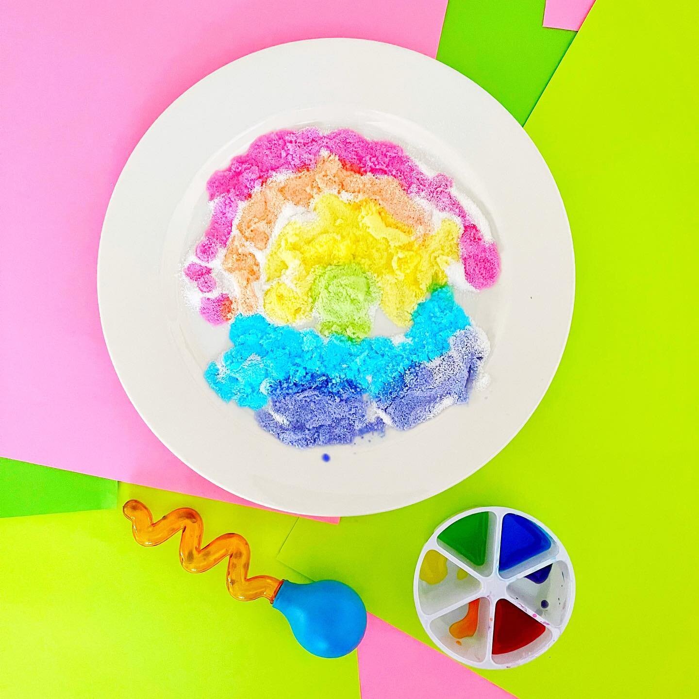 Rainbow ❄️ in July?! You can just add water to this magic powder to turn it into fluffy snow. Swipe ➡️ to see the process. Sensory activities like this rainbow snow are a great way to practice making predictions and inferences! 🌈 ❄️