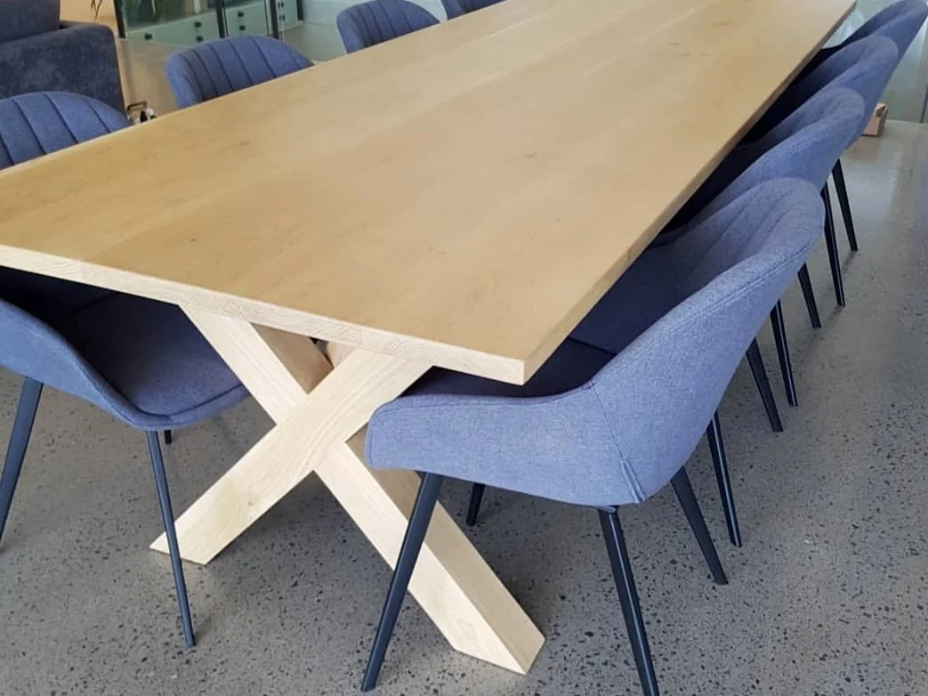 Como Crossed Leg Table