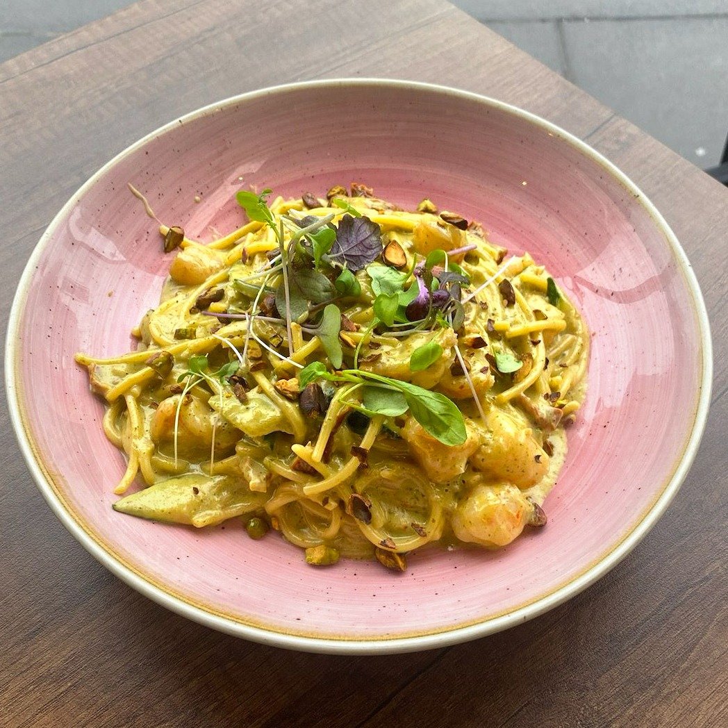 Weekly Chef Specials Are Here at Plus 5

As the weather cools down, our kitchen is heating things up with a line-up of hearty, flavour-packed specials perfect for these crisp days by the river:

Spaghetti Gamberi al Pesto con Pistachio
King prawns, b