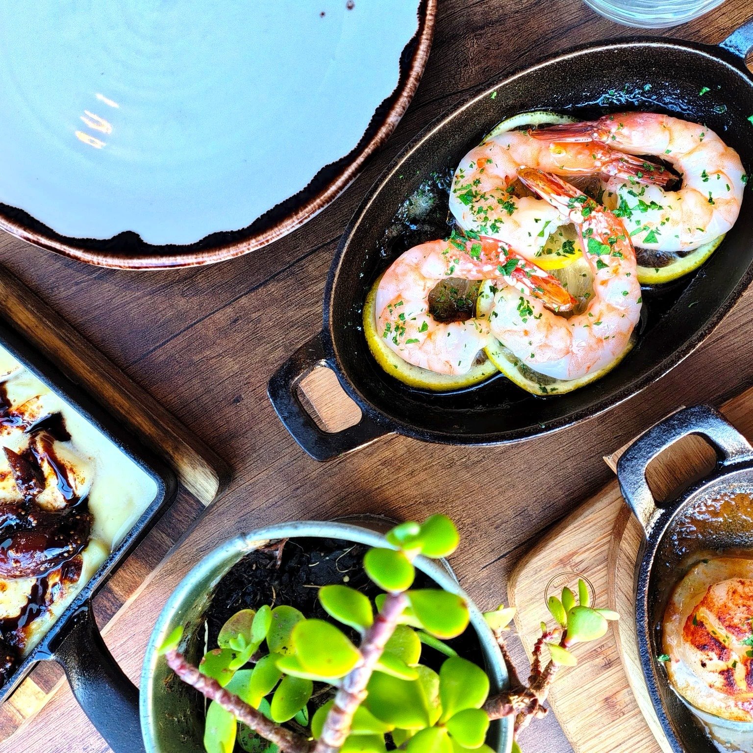Wednesdays just got hotter 🔥
Get around $15 Sizzle Plates all day and night every Wednesday at Plus 5. Think sizzling prawns, bubbling cheese, and bold flavours made to share (or not).

The sound of a midweek treat? That&rsquo;s the sizzle.
Walk in 