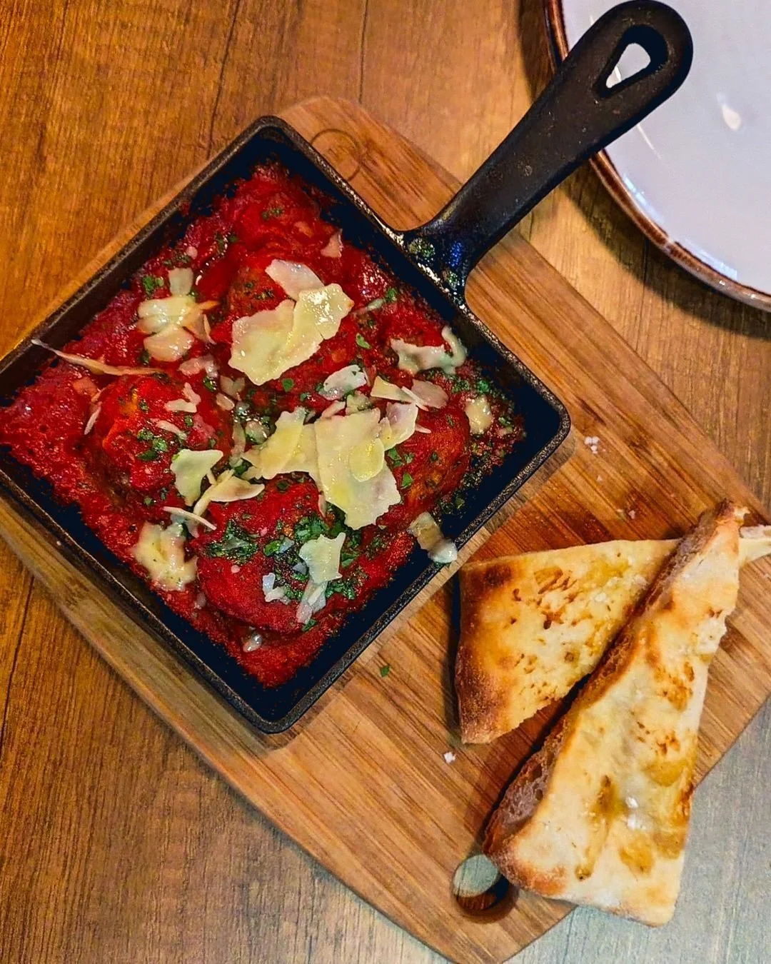 A relaxing moment by the river breeze 🍷✨
Comforting meatballs, rosemary flatbread and a crisp glass of white&hellip;
With the river view, weekend unwinding doesn&rsquo;t get much better.
