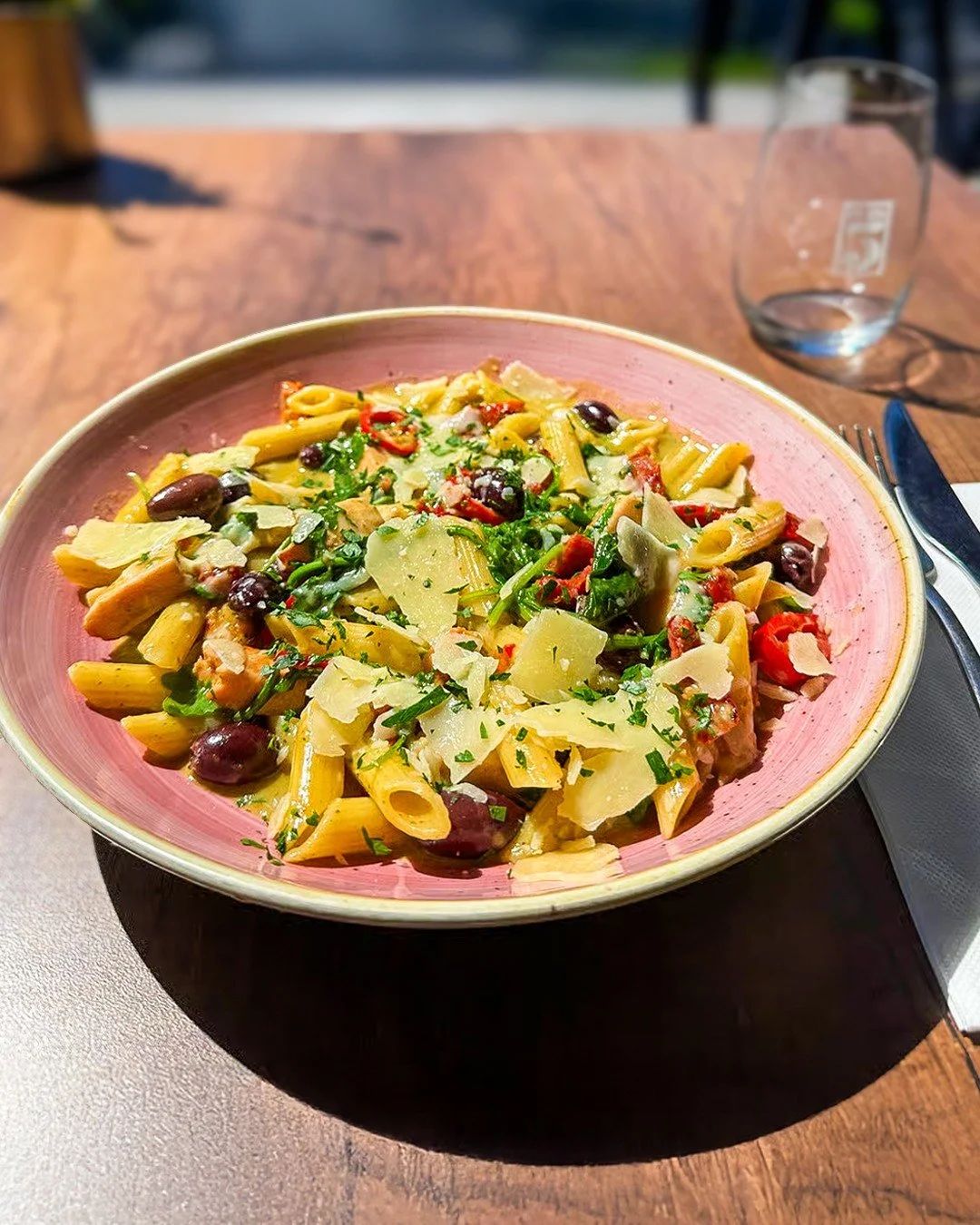 This week&rsquo;s specials ✨ 

🍝 Penne Con Pollo
Creamy, smoky and full of flavour with a touch of chilli. 

🐟 Herb Crusted Whiting
Crispy, light and fresh with a zesty herb salad. 

🍕 Pizza Genovese
Rich, savoury and slightly spicy with a fresh l