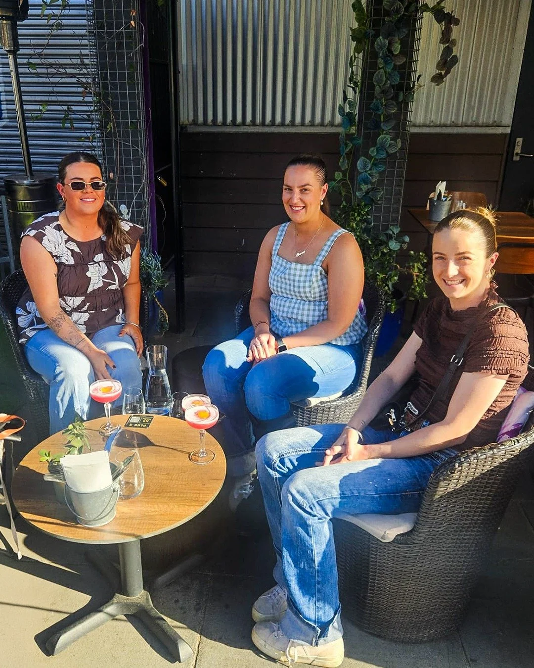 Crisp air, warm sun, and riverside sips 🍂
Your autumn spot is waiting at Plus5.