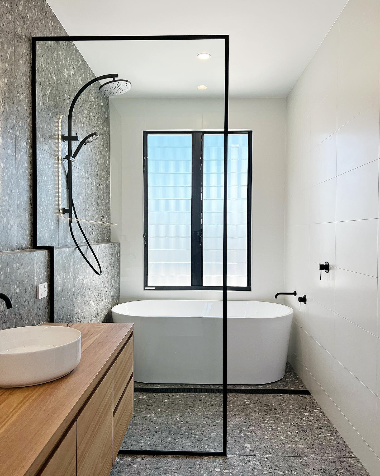 Those minimalist black frames shower screens! ✔️ 

@benliddellconstructions 

#showerscreen #minimalist #bathroomdesign #bathroominspo #glazing #glass #blackframe #pelicanwaters #builder #sunshinecoast #lifestyle #homeinspo