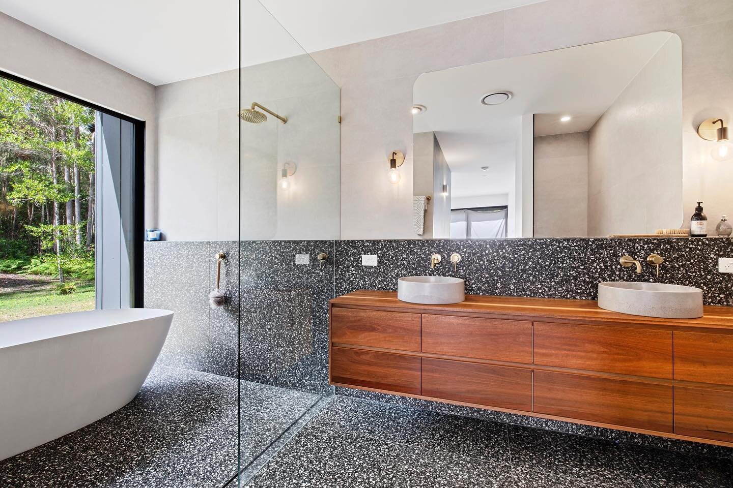 Stunner! 💥 

We loved helping create these elegant bathrooms in this house. 

10mm frameless shower and frameless mirror with feature radius corners for ✔️ 

🔨 @enviconstruction 

#bathroom #showerscreen #mirror #vanity #bathroomdesign #inspire #ti