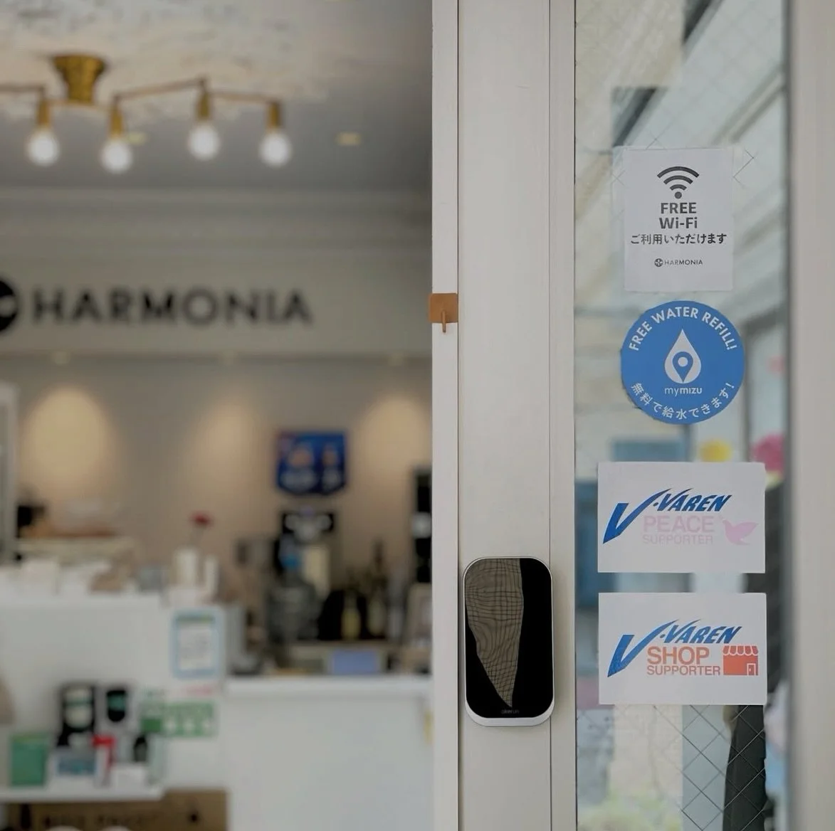 カフェであり、セレクトショップであり、レンタルスペースでもある
@azabujuban_harmonia さん！☕🛍️✨
シンプルでかわいい店内で、給水ついでにちょっとひと息つけるかもしれません😮&zwj;💨💛 ぜひ気軽に立ち寄ってみてください💧🌿

Introducing one of our refill partners @azabujuban_harmonia - a caf&eacute;, select shop, and rental space, all in one