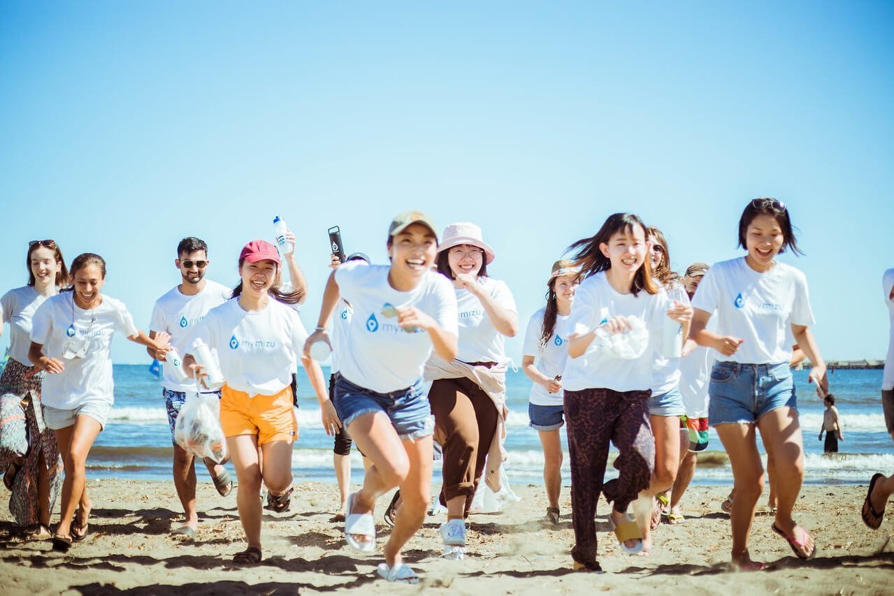 mymizu community members on the beach