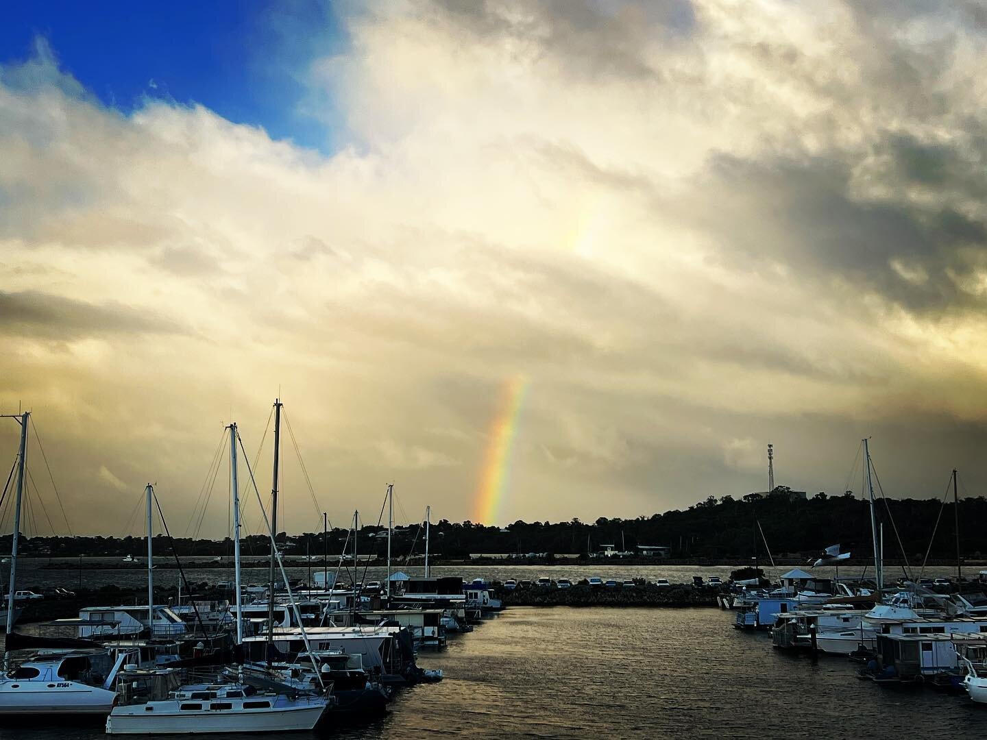 Beautiful rainbow over Port Bouvard Marina this morning 🌈 #mandurahlife ❤️💚💛
.
.
#portbouvardmarina #rainbow #visitmandurah #mandurah #seeperth #boating #boatinglife #westernaustralia  #wathedreamstate #breakawaytourism
