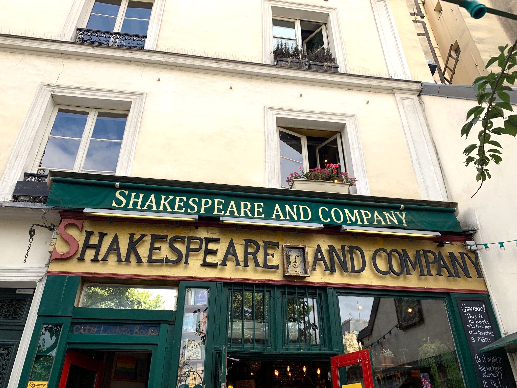 Shakespeare and Co. Bookshop Saint-Germain-des-prés.jpg